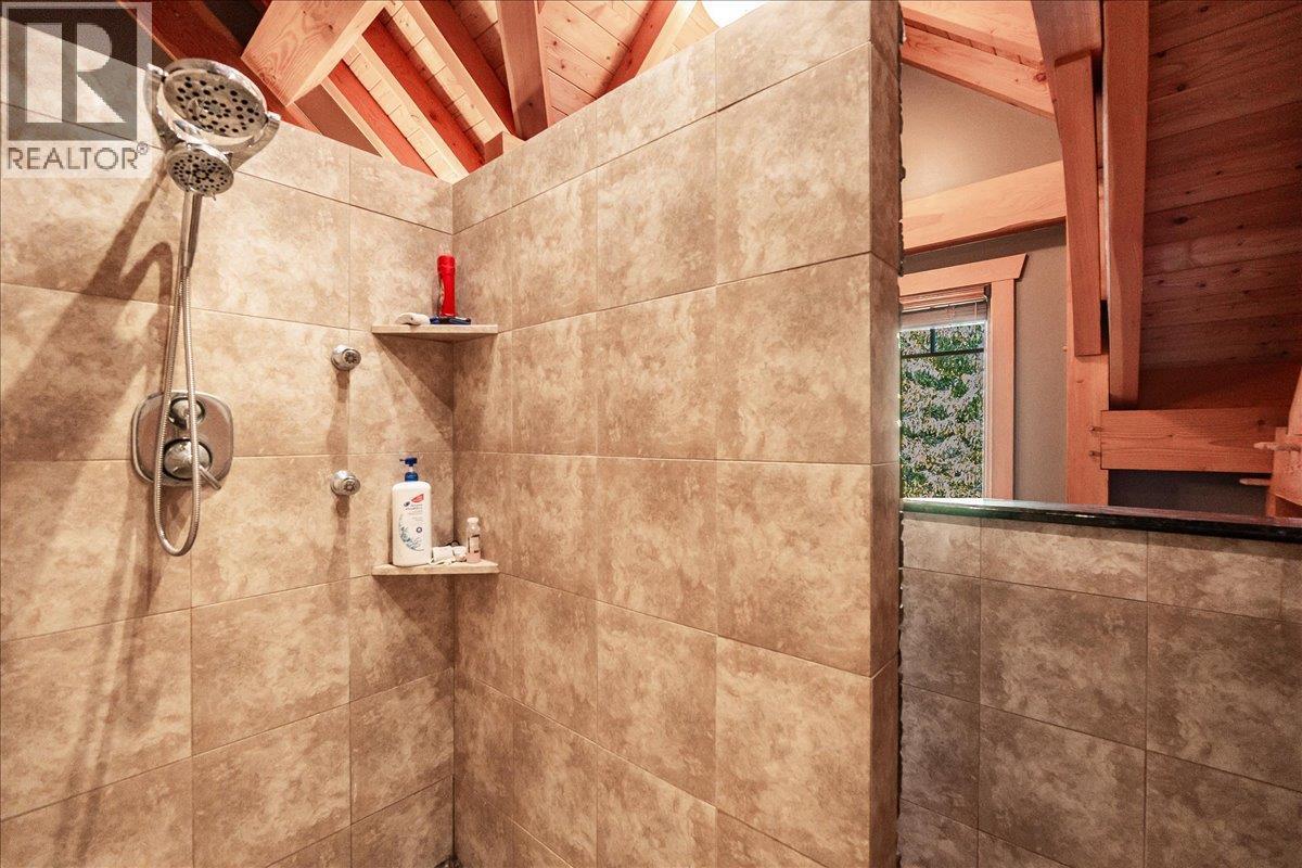 127 Grizzly Place, Castlegar, BC - Indoor Photo Showing Bathroom
