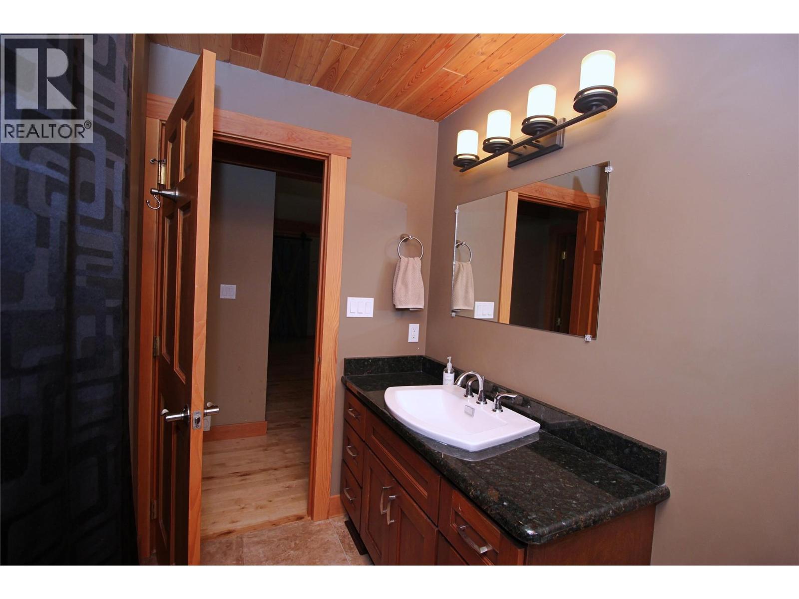 127 Grizzly Place, Castlegar, BC - Indoor Photo Showing Bathroom