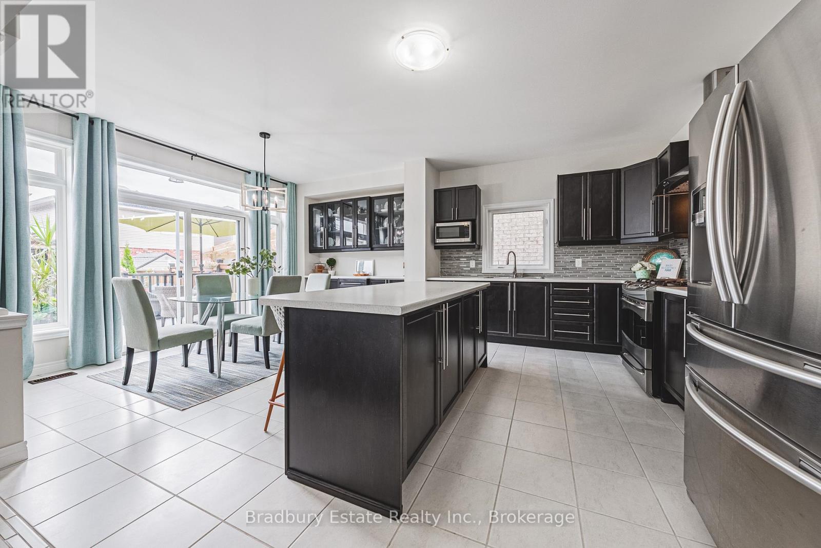 11 Weathering Heights, Hamilton (Stoney Creek Mountain), ON - Indoor Photo Showing Kitchen With Upgraded Kitchen