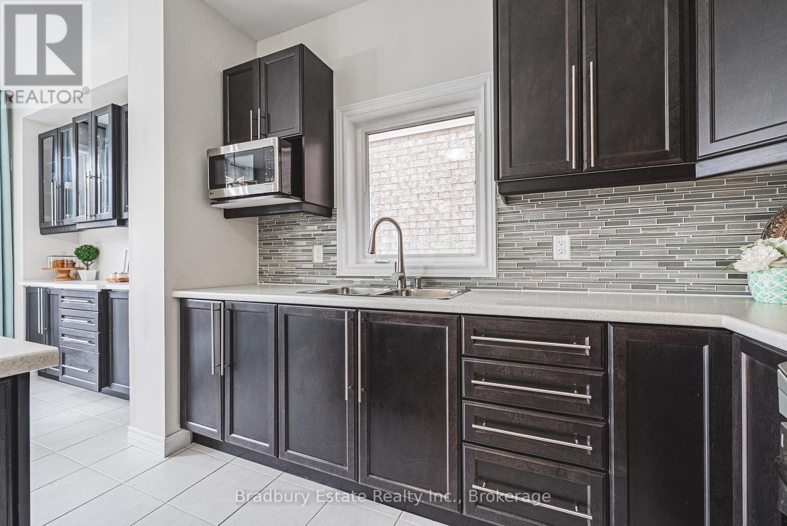 11 Weathering Heights, Hamilton (Stoney Creek Mountain), ON - Indoor Photo Showing Kitchen With Double Sink