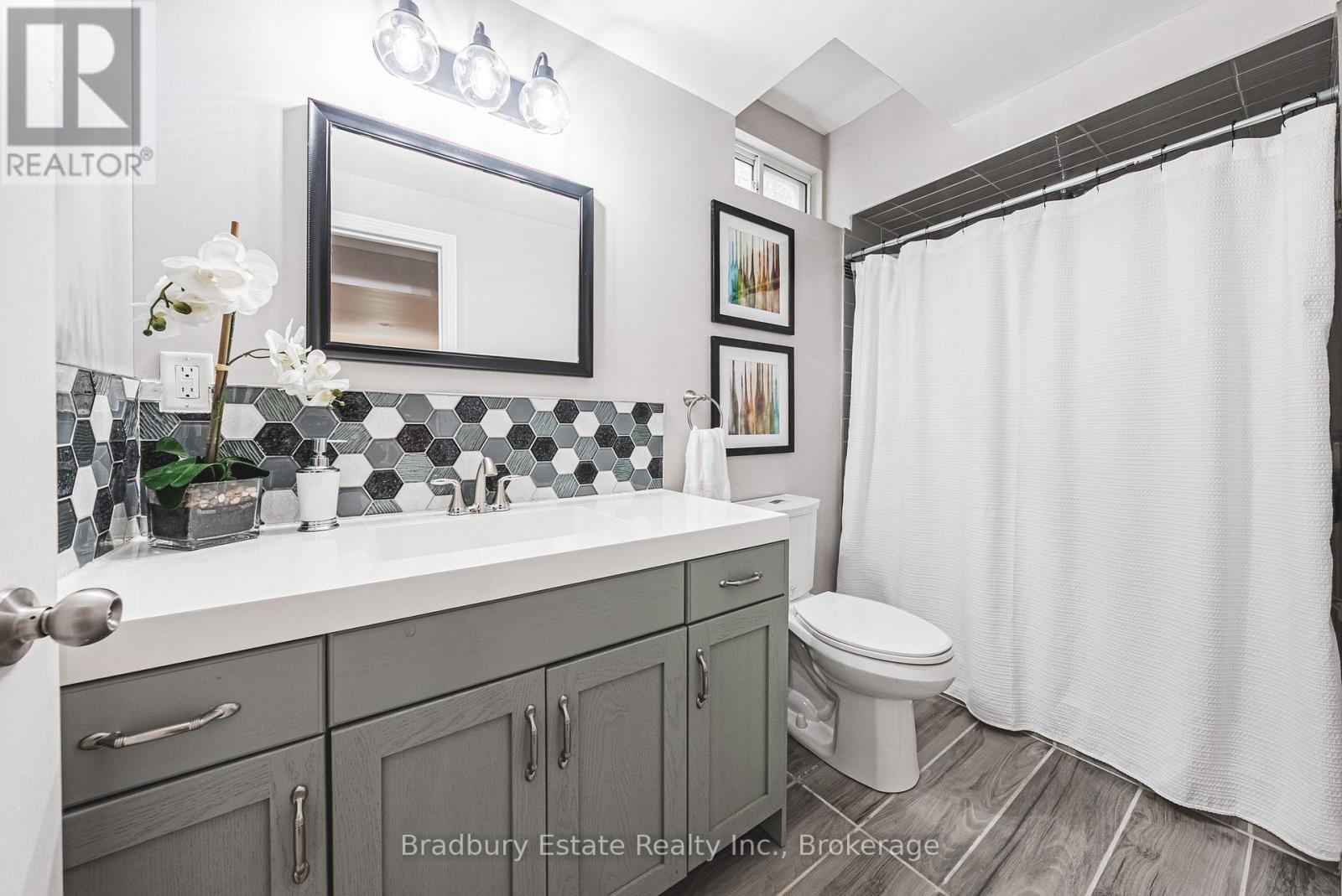 11 Weathering Heights, Hamilton (Stoney Creek Mountain), ON - Indoor Photo Showing Bathroom