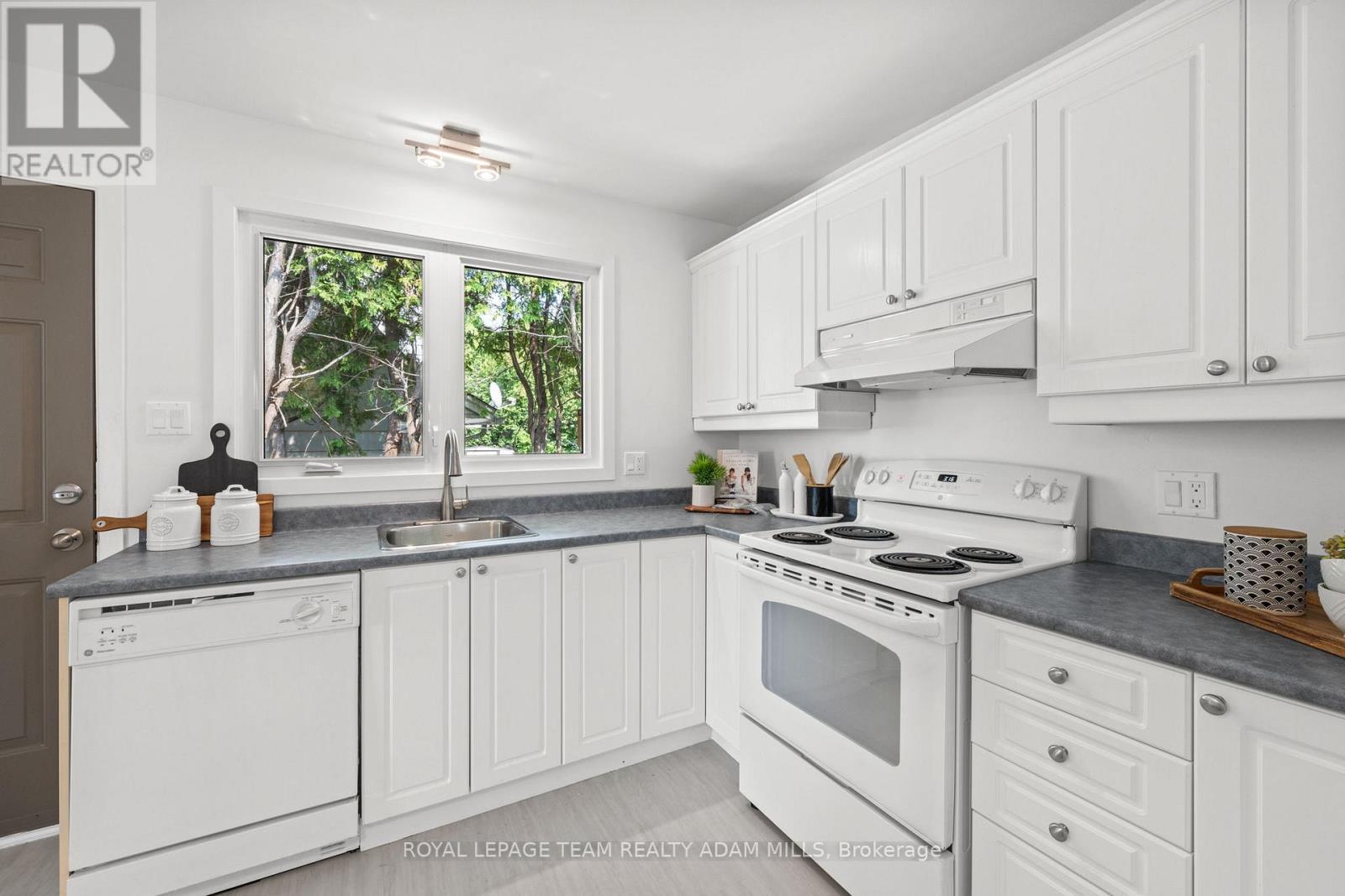 968 Walkley Road, Ottawa, ON - Indoor Photo Showing Kitchen