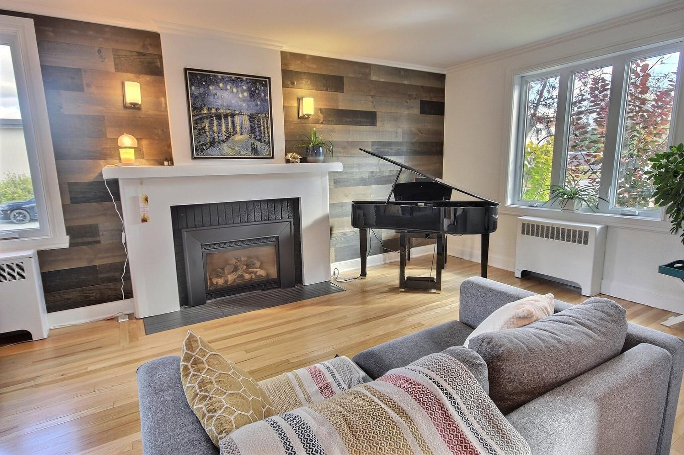 Living room - 507 Av. Murdoch, Rouyn-Noranda, QC - Indoor Photo Showing Living Room With Fireplace