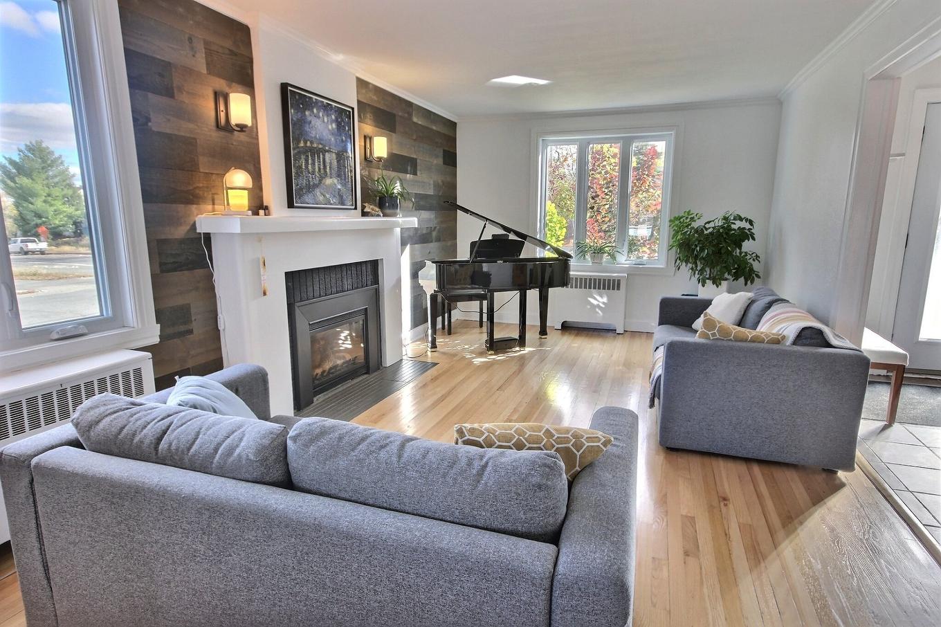 Living room - 507 Av. Murdoch, Rouyn-Noranda, QC - Indoor Photo Showing Living Room With Fireplace