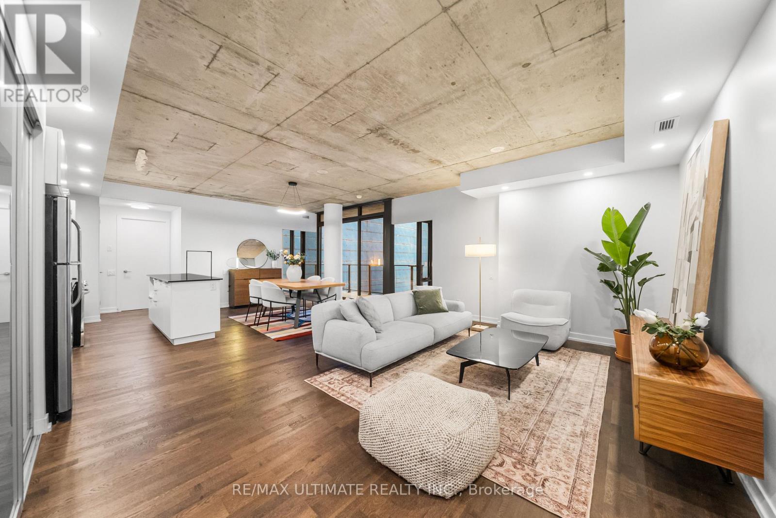 315 - 650 King Street W, Toronto, ON - Indoor Photo Showing Living Room