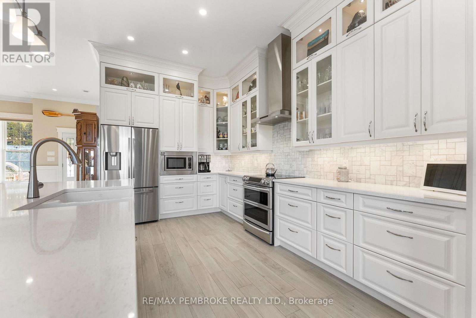 43 Green Gate Lane, North Algona Wilberforce, ON - Indoor Photo Showing Kitchen With Upgraded Kitchen