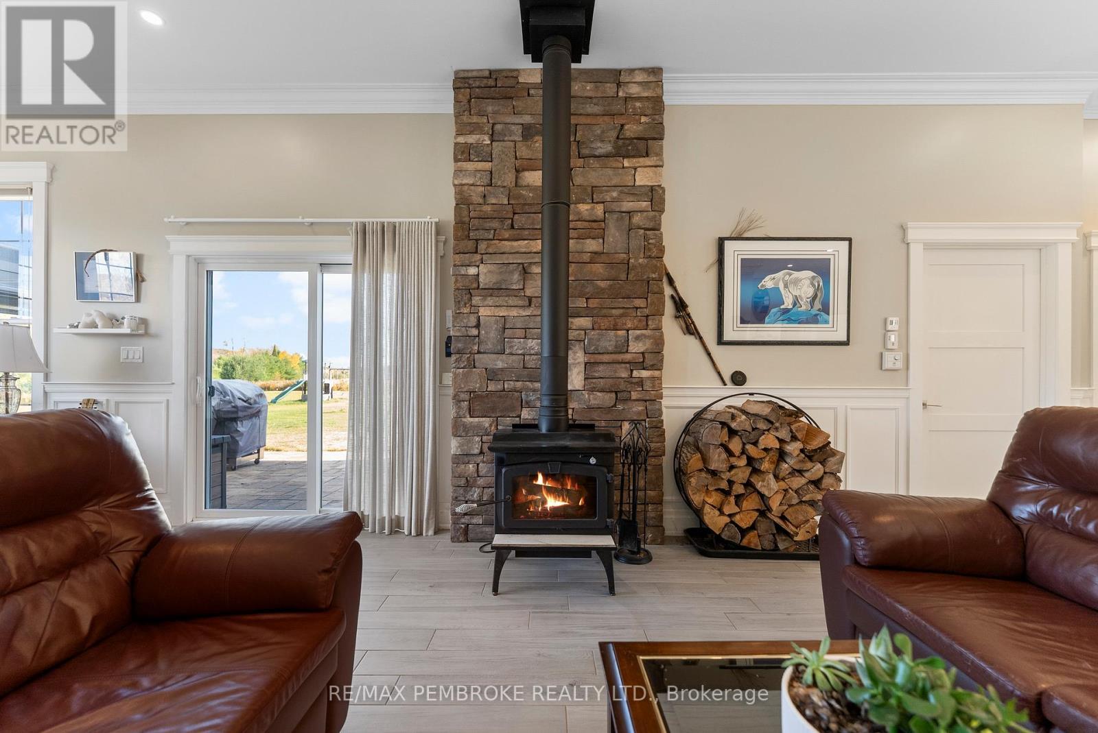 43 Green Gate Lane, North Algona Wilberforce, ON - Indoor Photo Showing Living Room With Fireplace