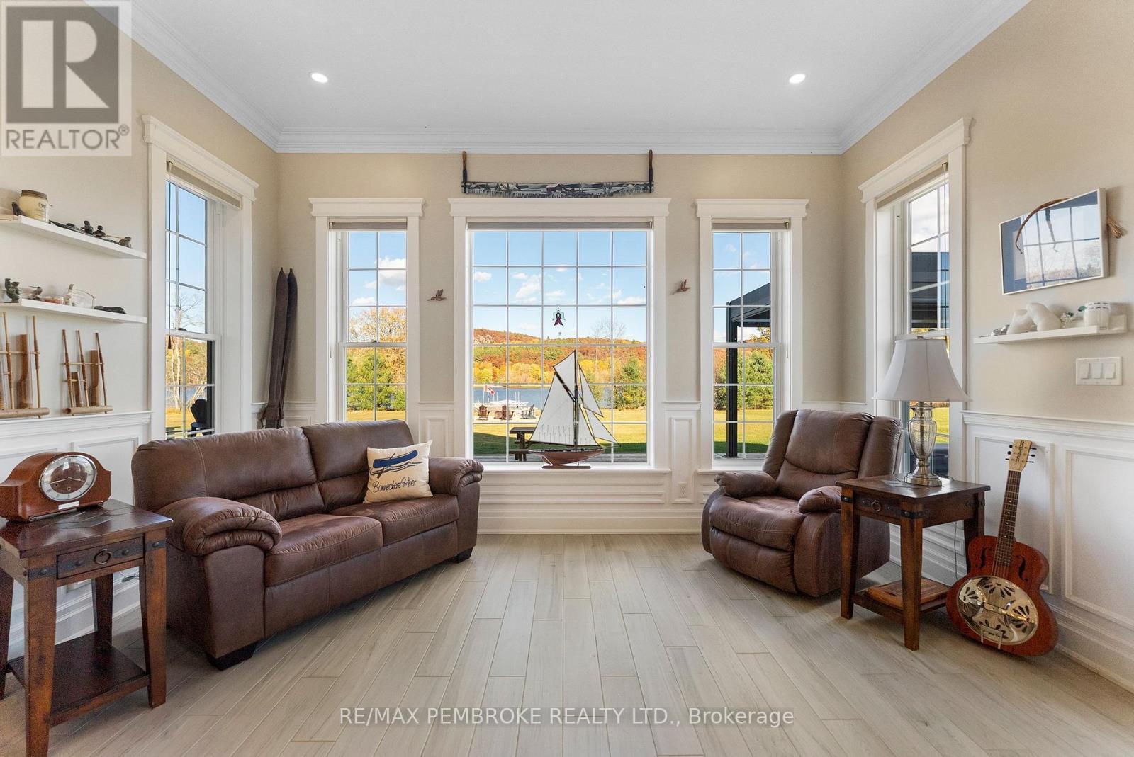 43 Green Gate Lane, North Algona Wilberforce, ON - Indoor Photo Showing Living Room
