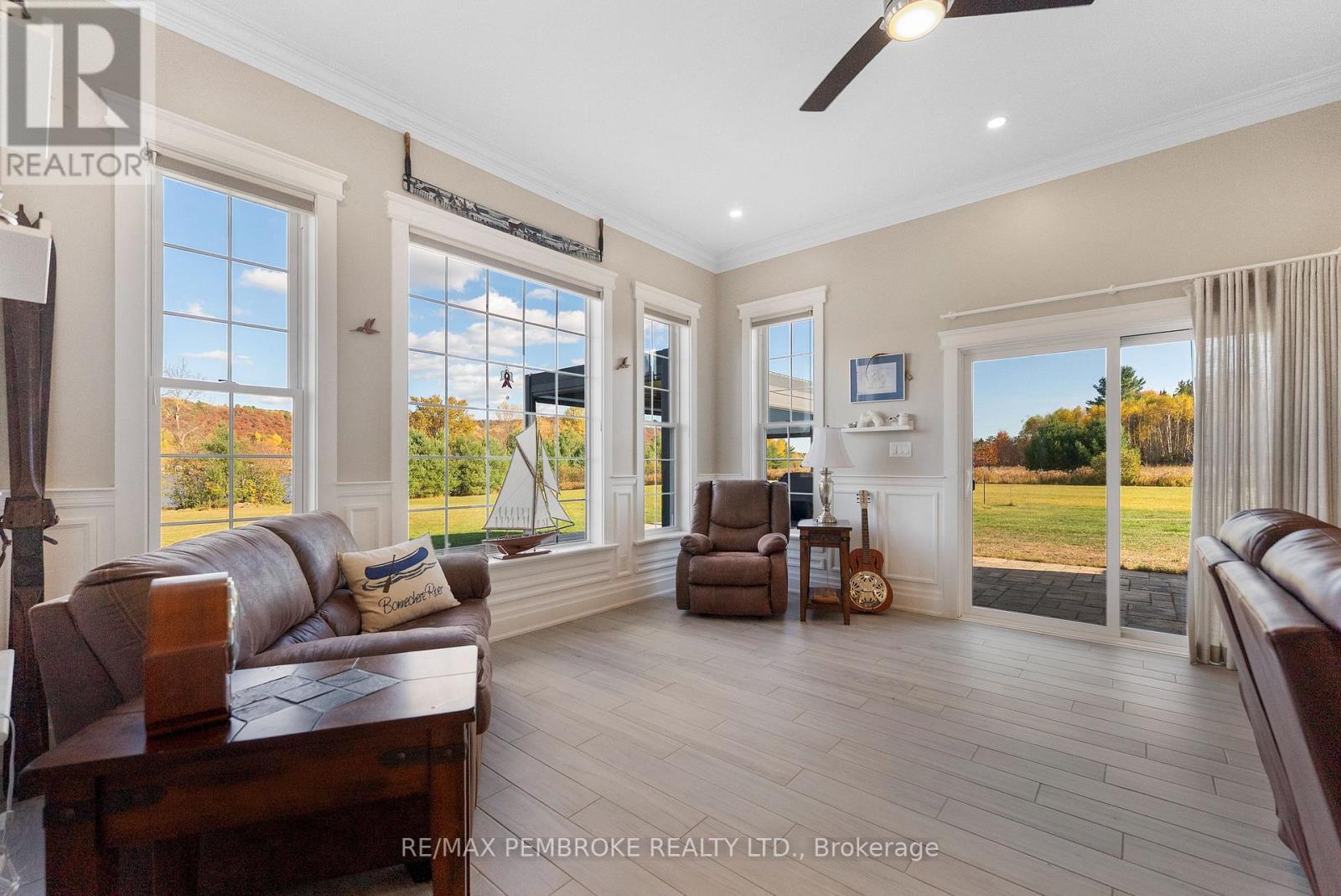 43 Green Gate Lane, North Algona Wilberforce, ON - Indoor Photo Showing Living Room