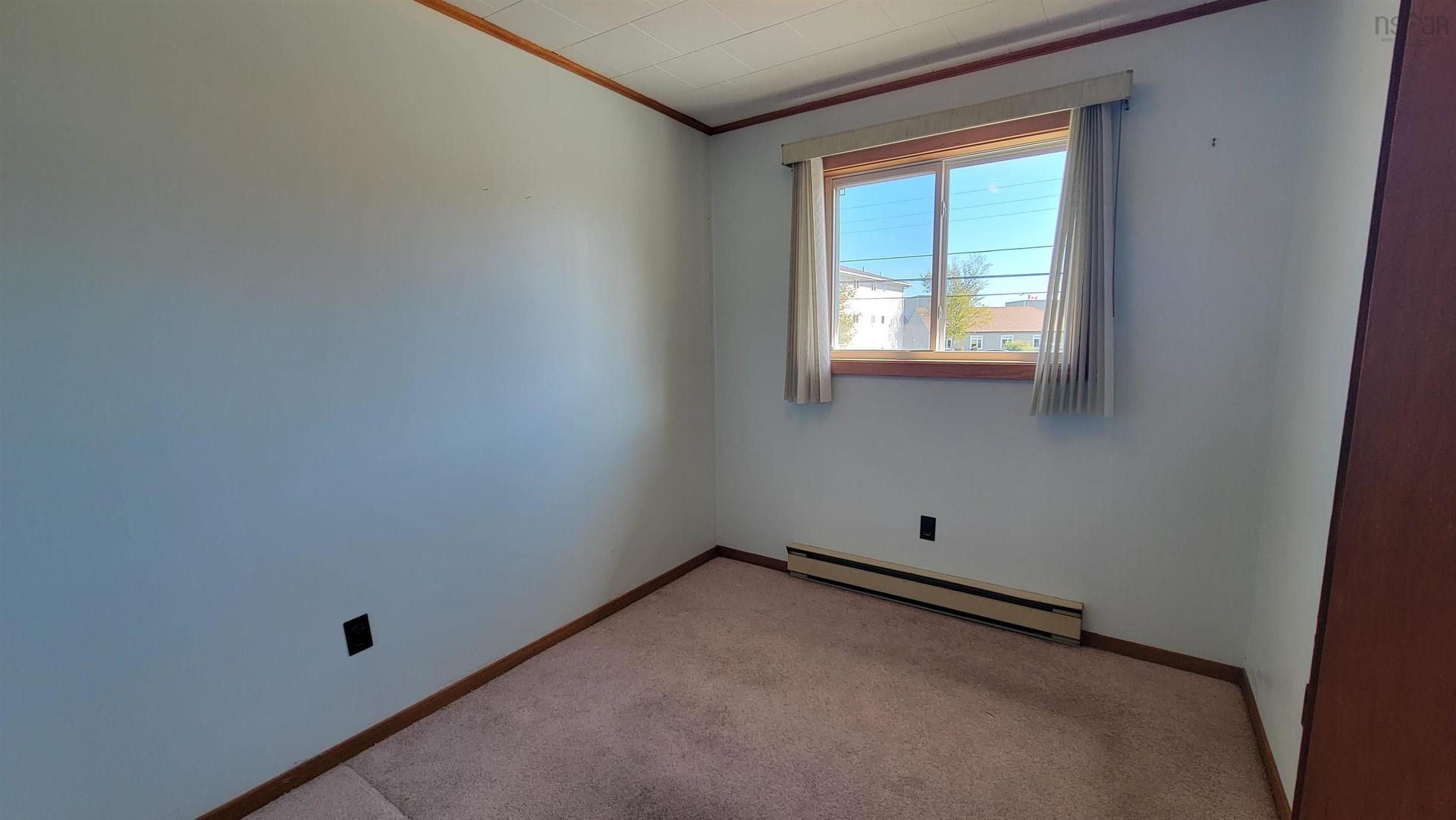 352 Pleasant Street, Yarmouth, NS - Indoor Photo Showing Other Room