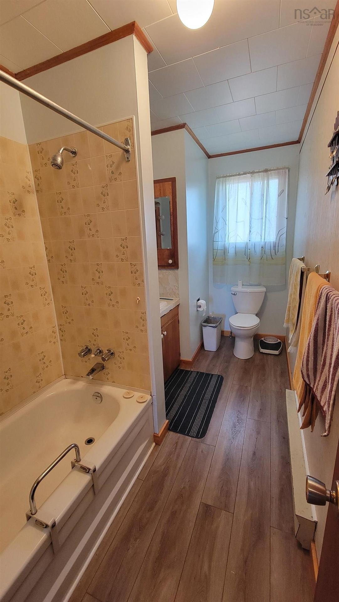 352 Pleasant Street, Yarmouth, NS - Indoor Photo Showing Bathroom