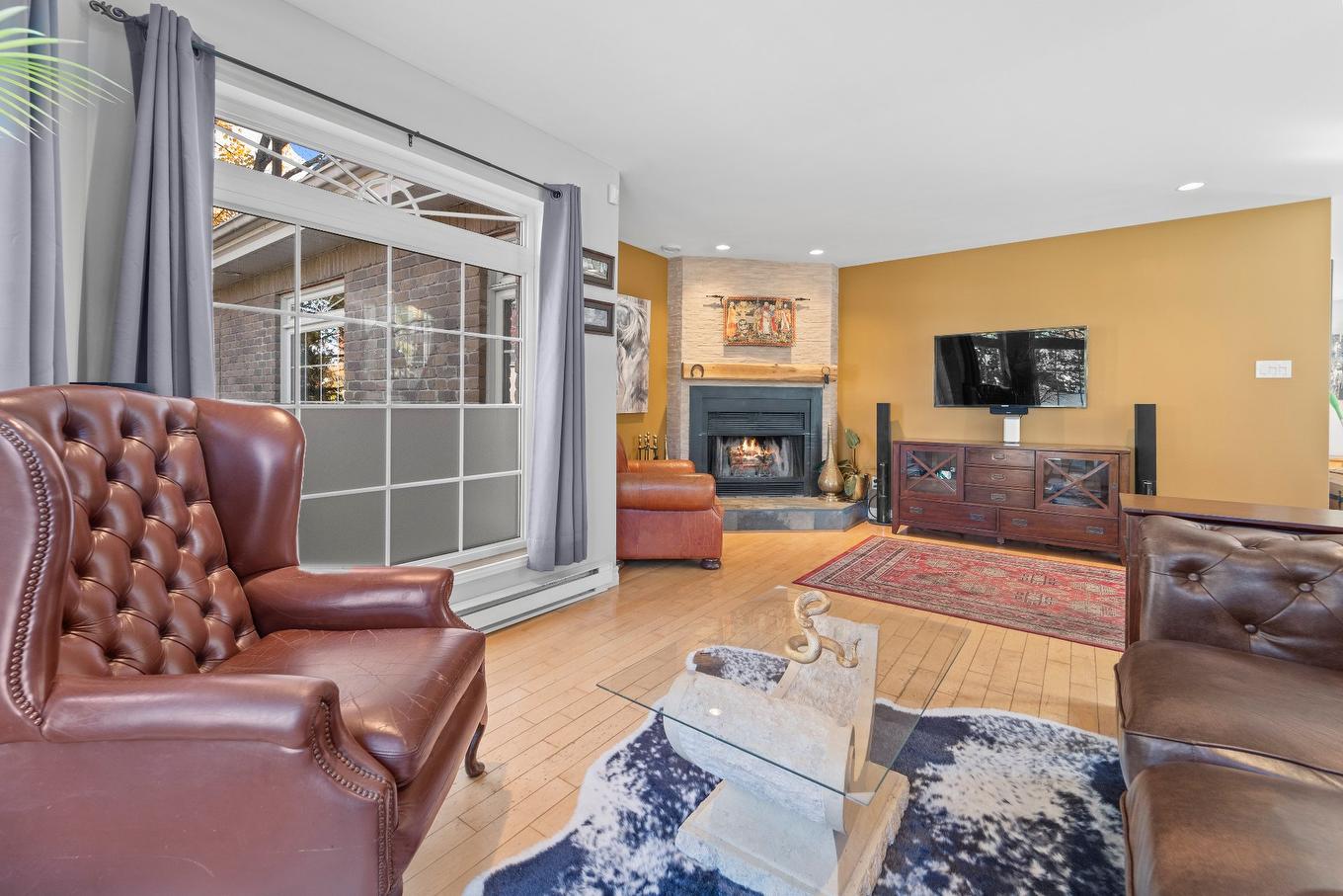 Salon - 27 Rue Des Souverains, Blainville, QC - Indoor Photo Showing Living Room With Fireplace