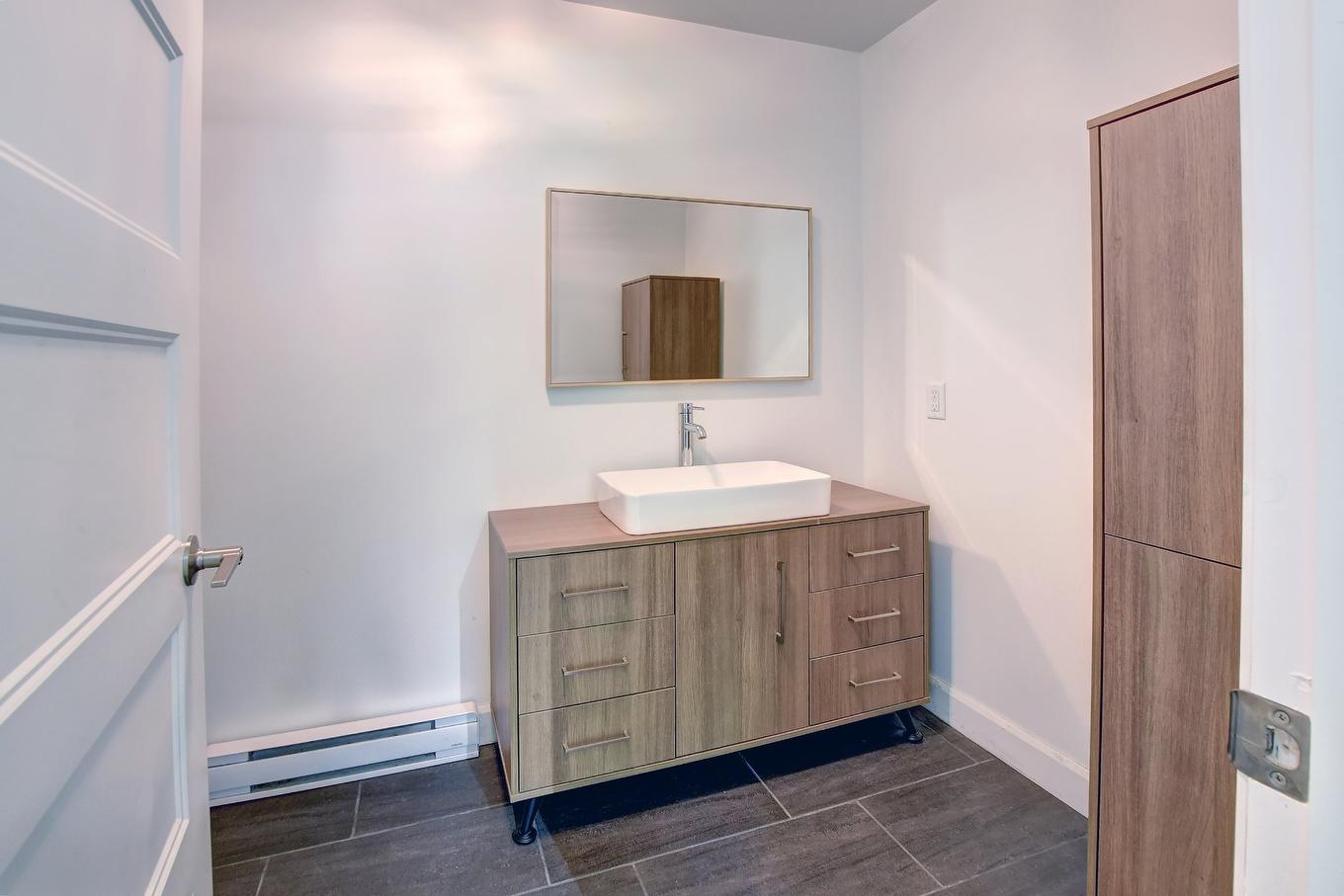 Bathroom - 116 Rue Kavanagh, Saint-Colomban, QC - Indoor Photo Showing Bathroom