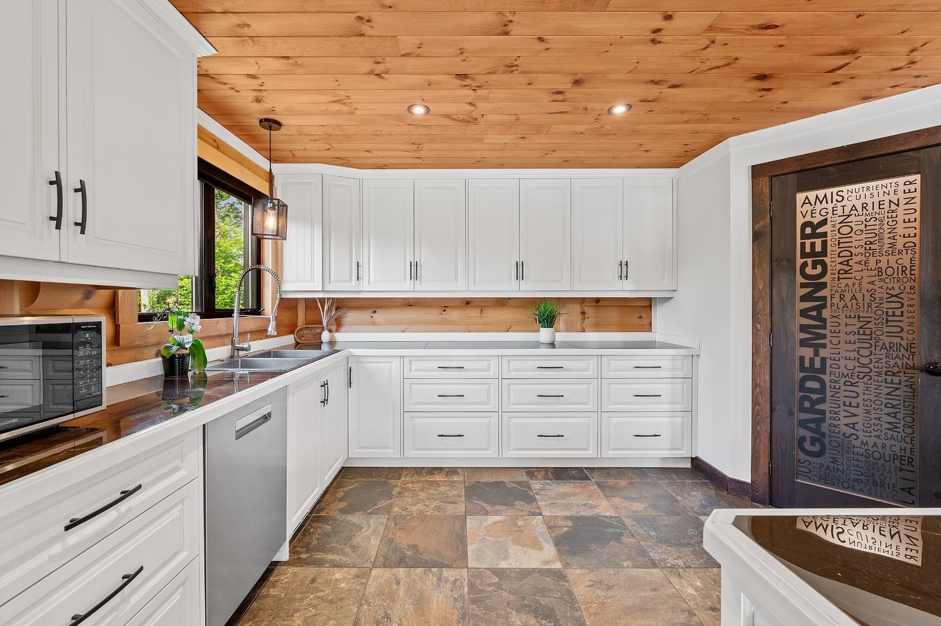 Cuisine - 55 Rue Du Soleil, Saint-Hippolyte, QC - Indoor Photo Showing Kitchen