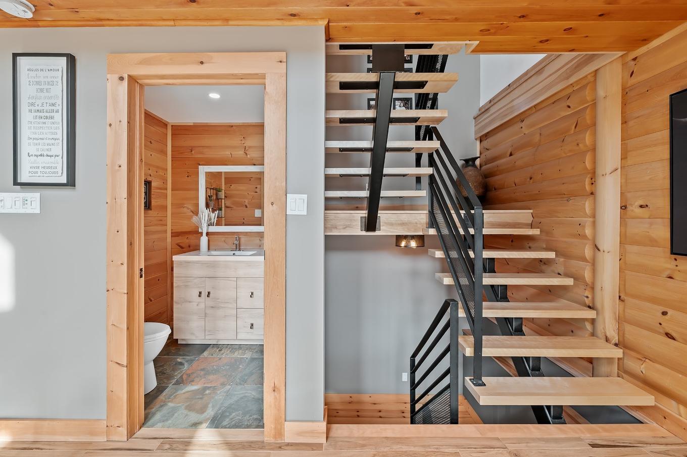 Escalier - 55 Rue Du Soleil, Saint-Hippolyte, QC - Indoor Photo Showing Other Room