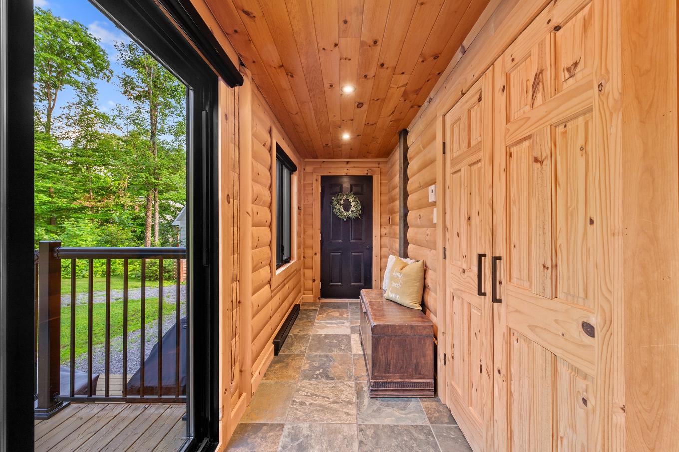 Hall d'entrée/Vestibule - 55 Rue Du Soleil, Saint-Hippolyte, QC - Photo Showing Other Room