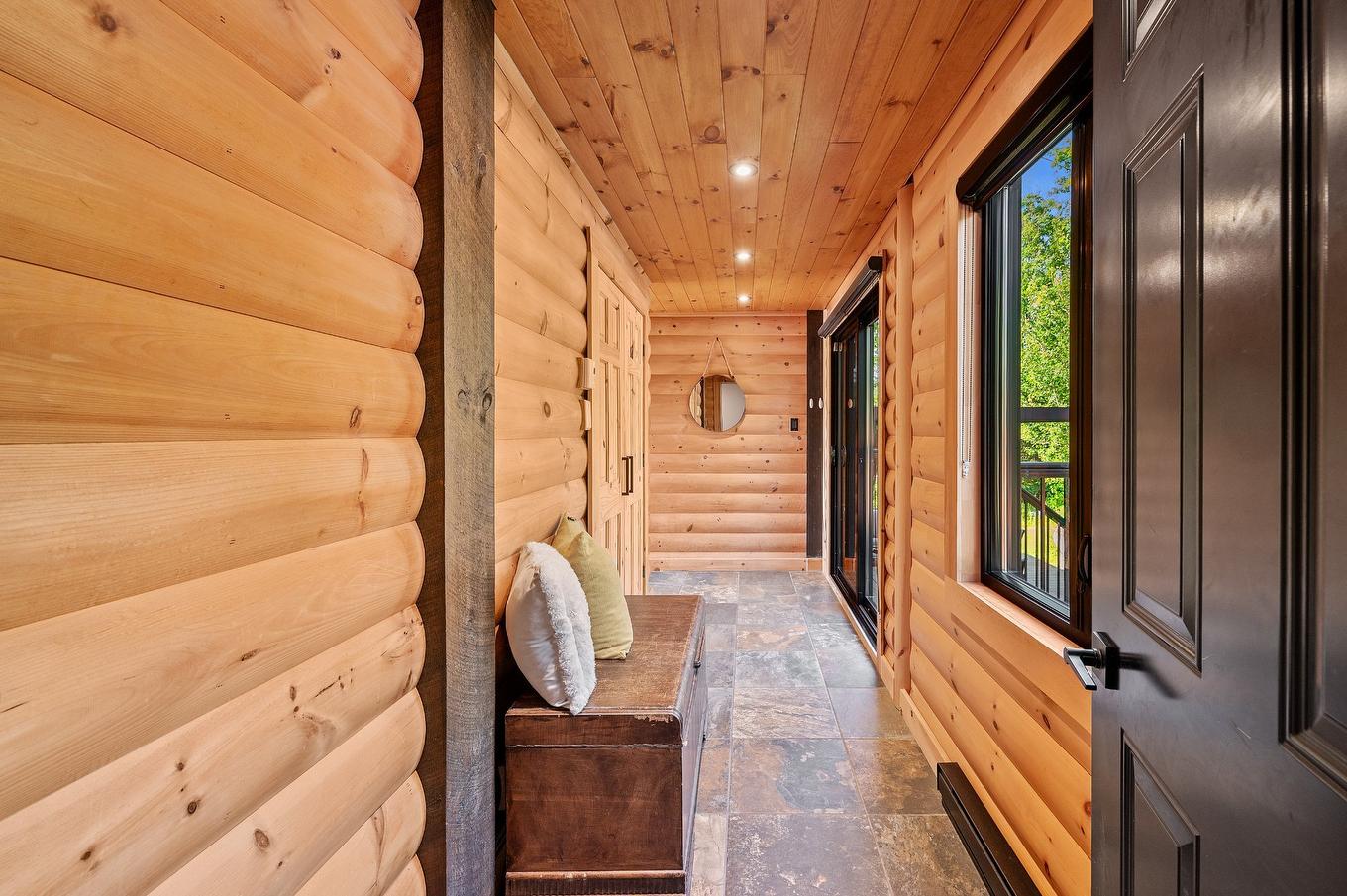 Hall d'entrée/Vestibule - 55 Rue Du Soleil, Saint-Hippolyte, QC - Indoor Photo Showing Other Room