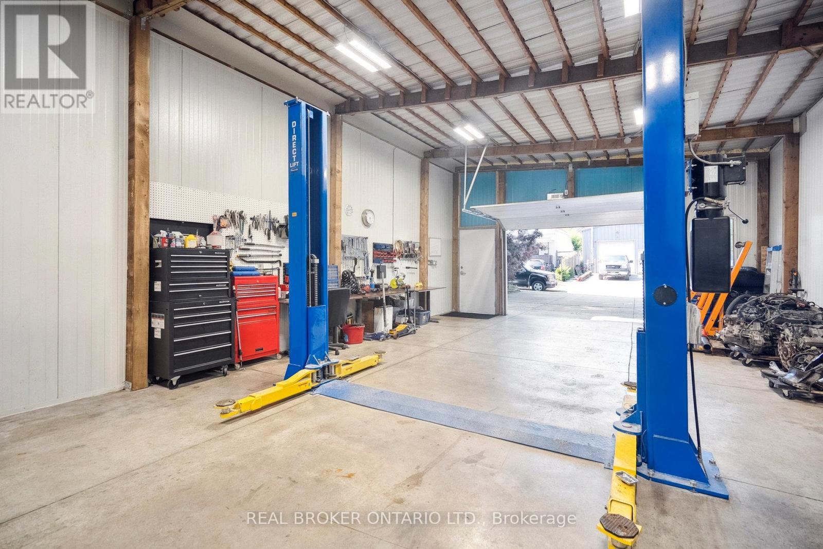 11 Whitfield Avenue, Hamilton, ON