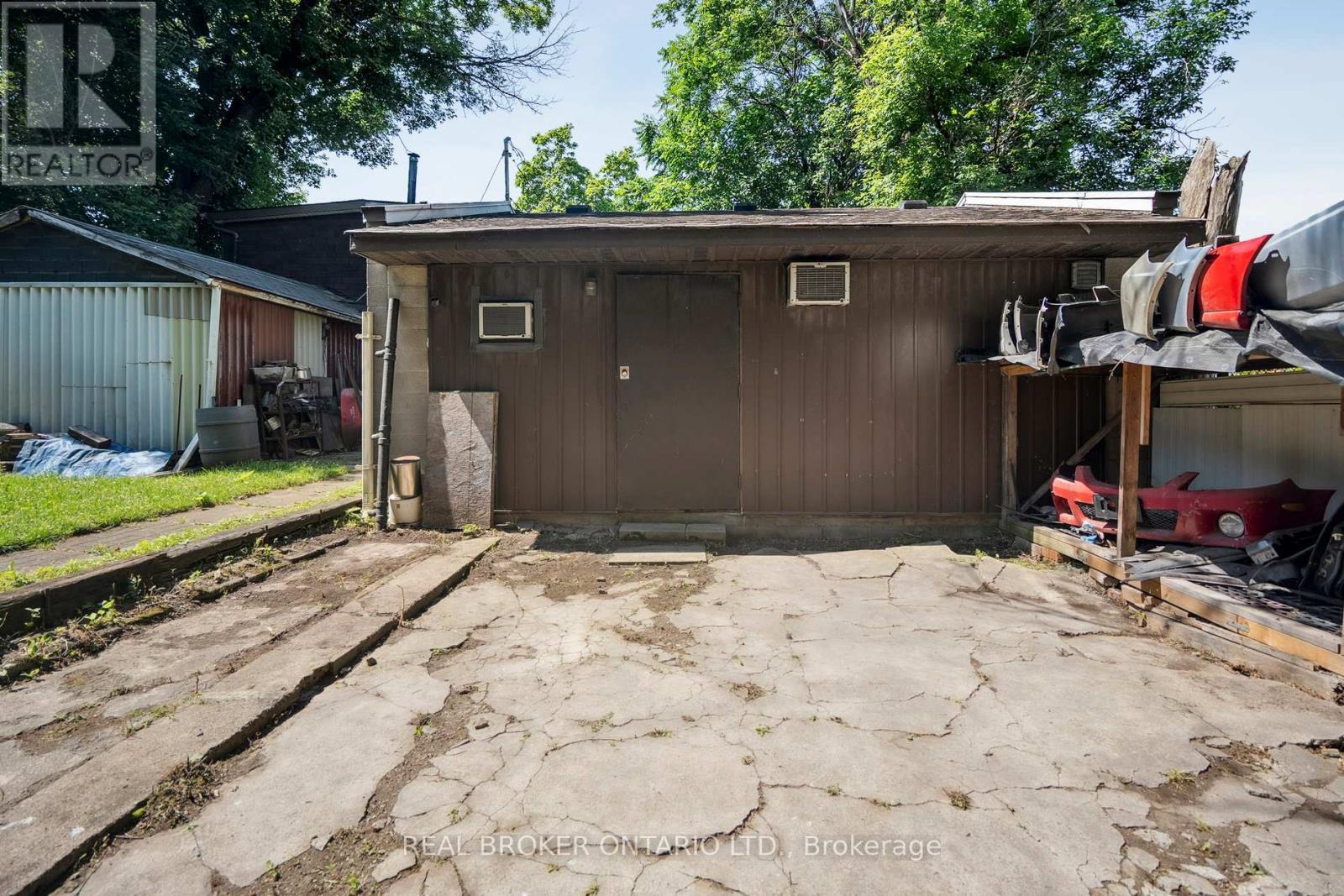 11 Whitfield Avenue, Hamilton, ON