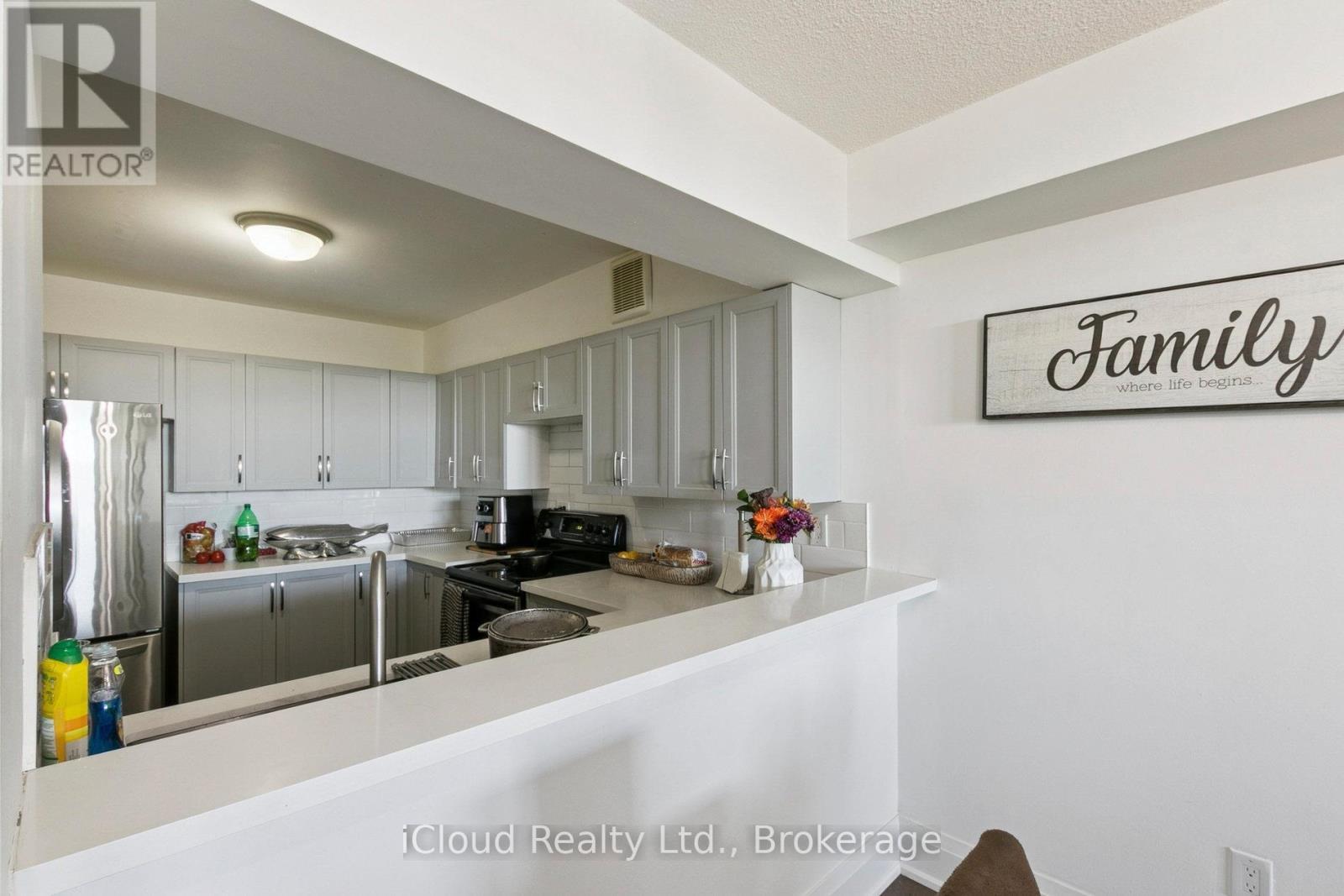 1108 - 238 Albion Road, Toronto, ON - Indoor Photo Showing Kitchen
