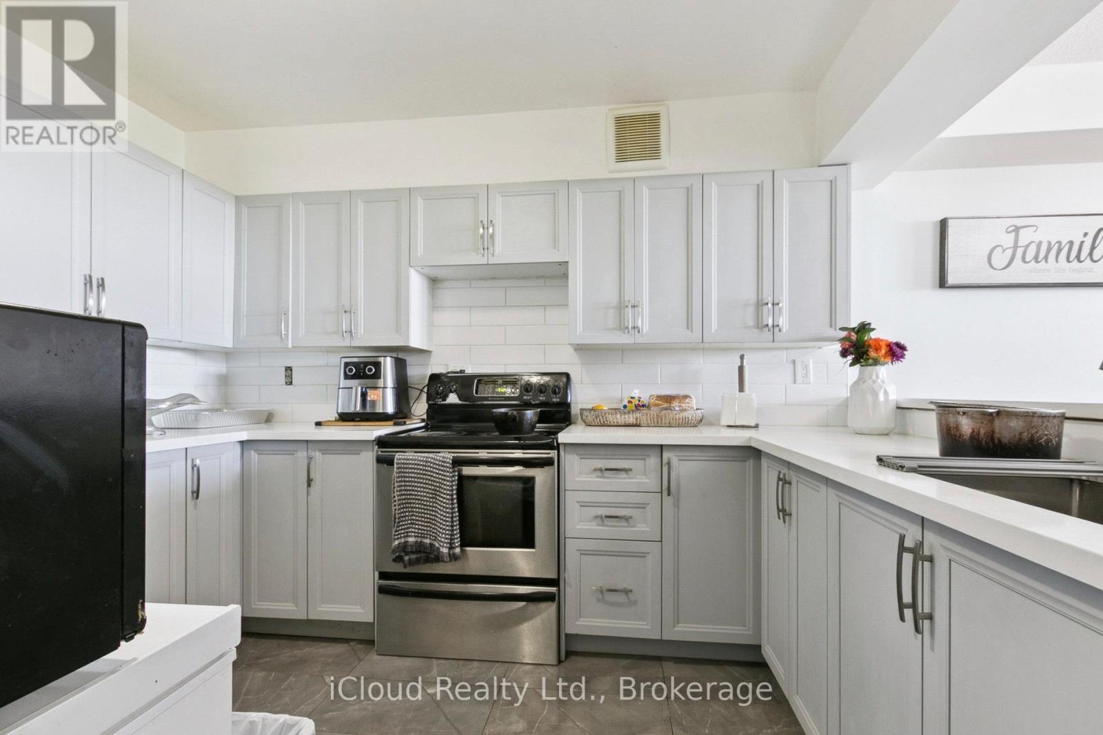 1108 - 238 Albion Road, Toronto, ON - Indoor Photo Showing Kitchen