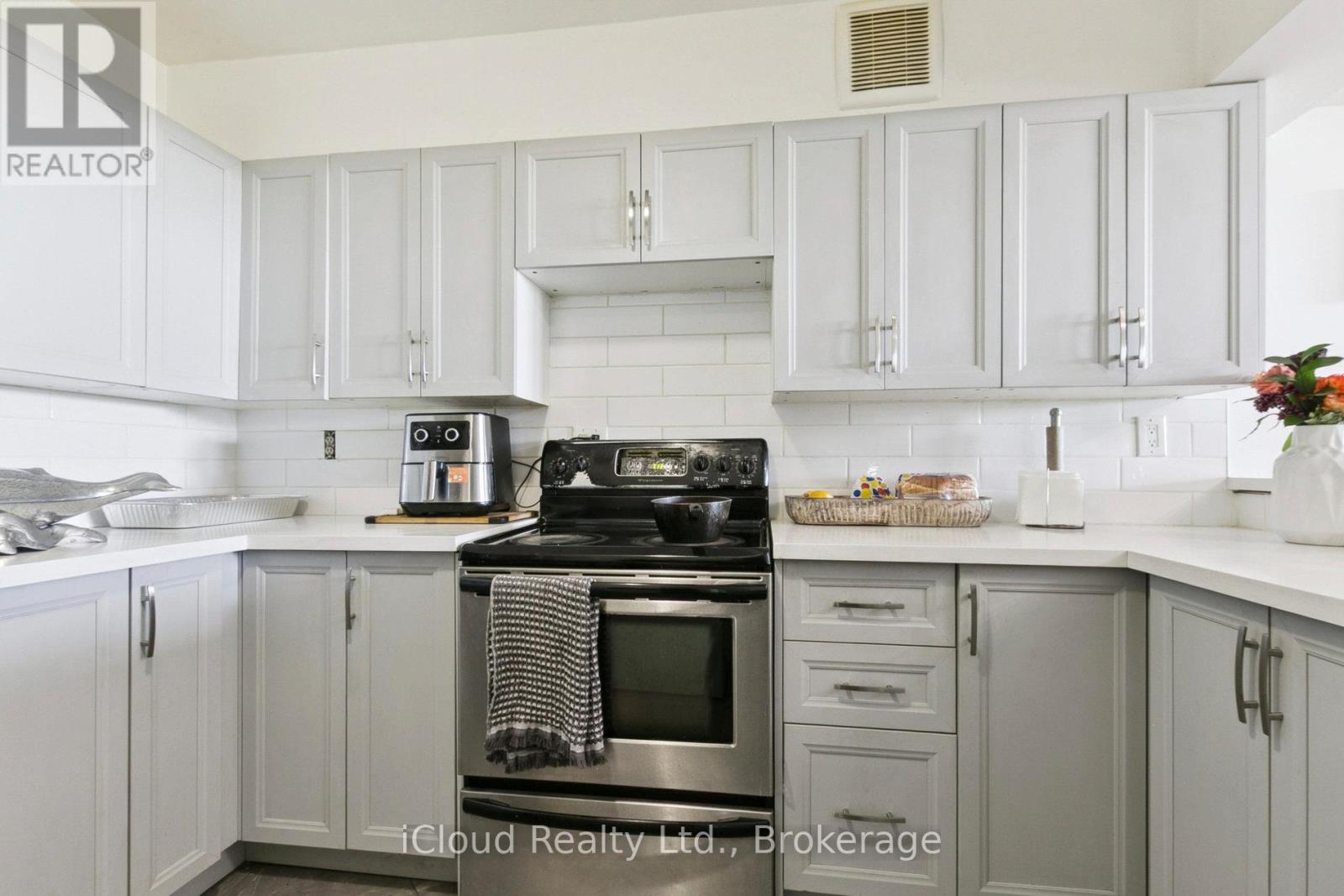 1108 - 238 Albion Road, Toronto, ON - Indoor Photo Showing Kitchen