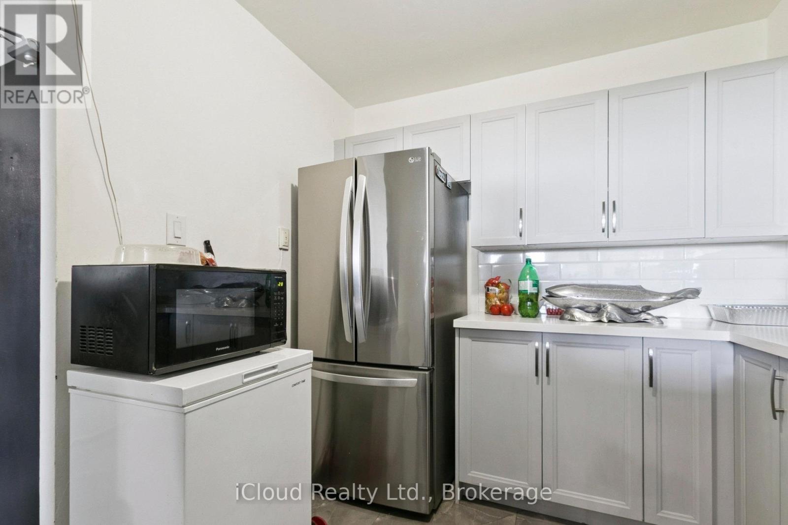 1108 - 238 Albion Road, Toronto, ON - Indoor Photo Showing Kitchen