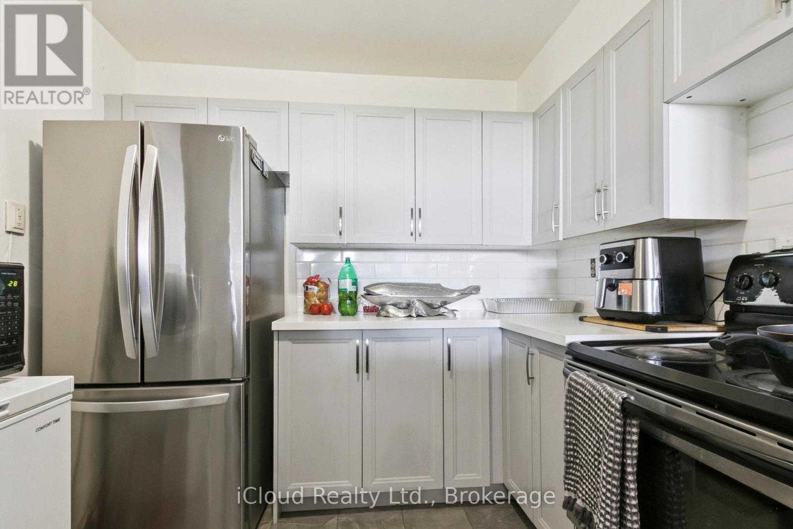 1108 - 238 Albion Road, Toronto, ON - Indoor Photo Showing Kitchen