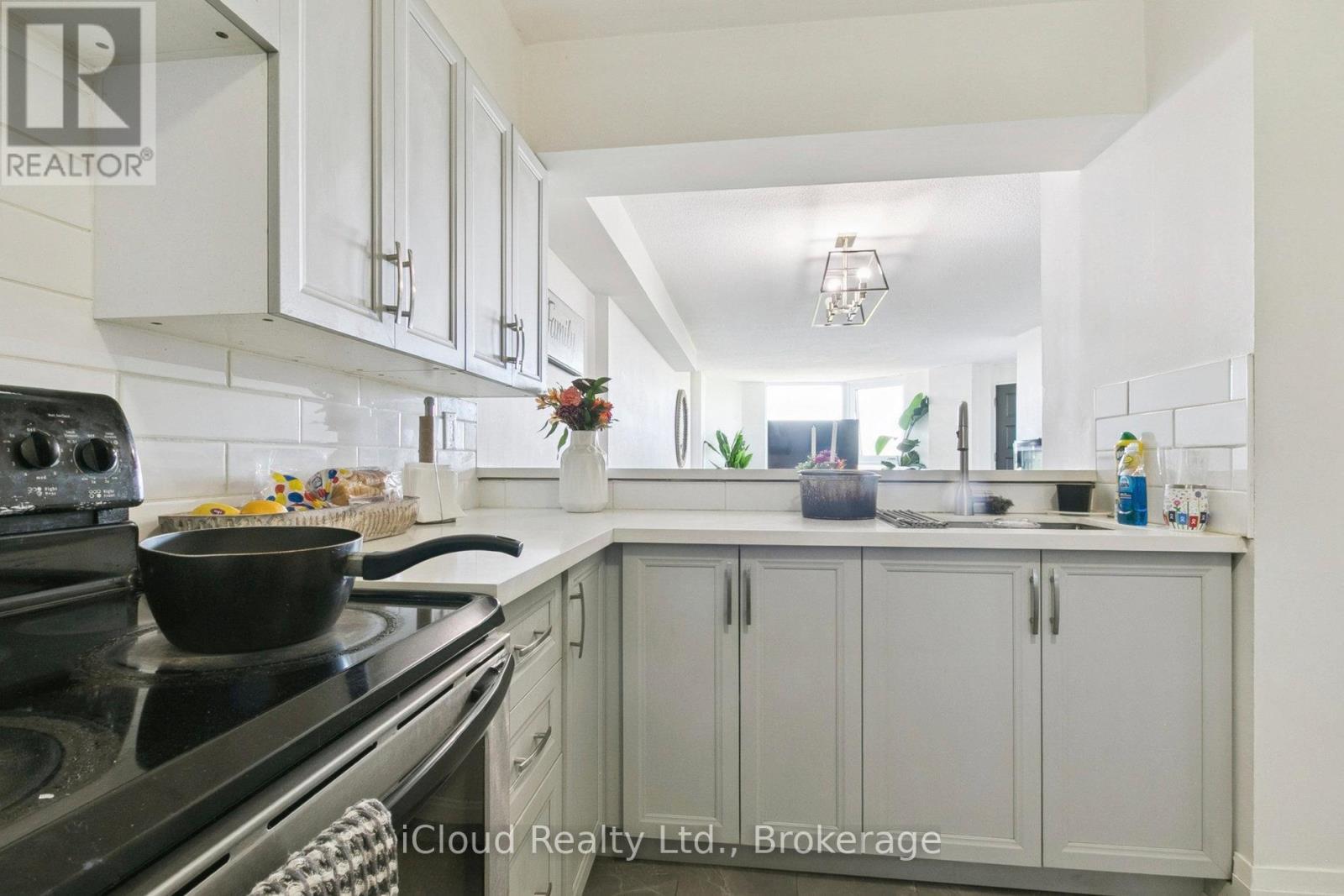 1108 - 238 Albion Road, Toronto, ON - Indoor Photo Showing Kitchen