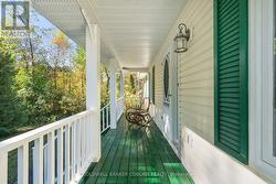Welcoming old tyme front porch -