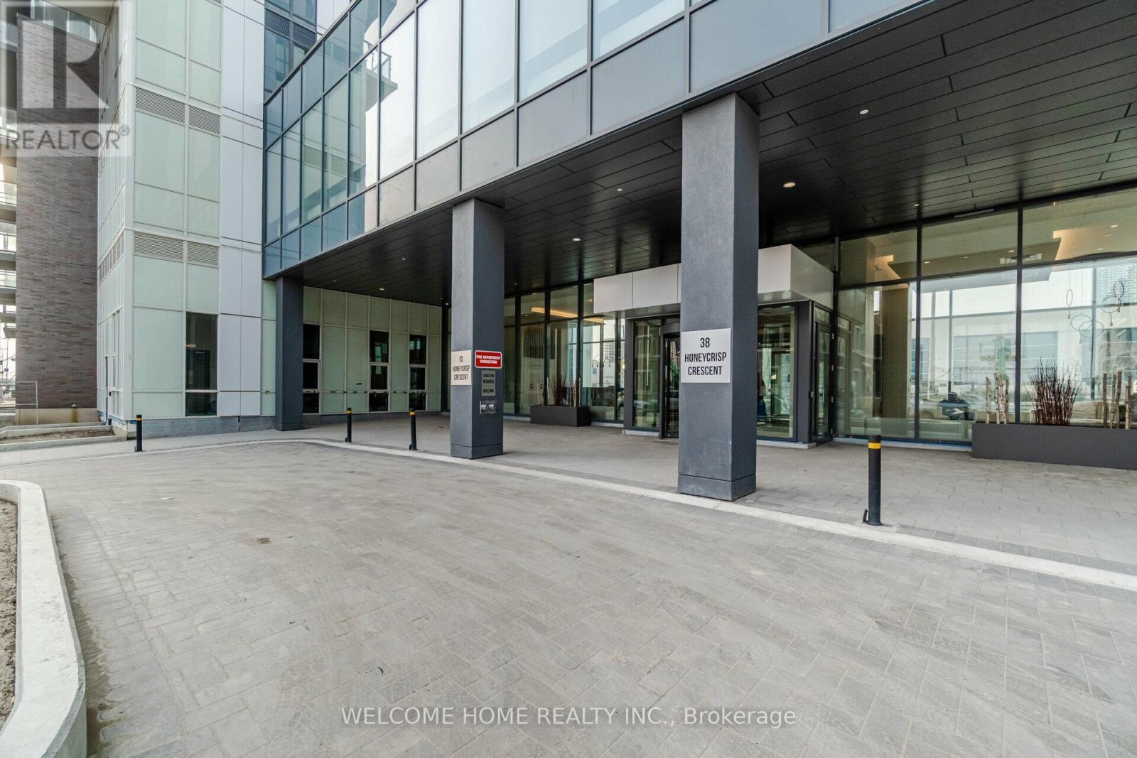 1019 - 38 Honeycrisp Crescent, Vaughan, ON - Outdoor