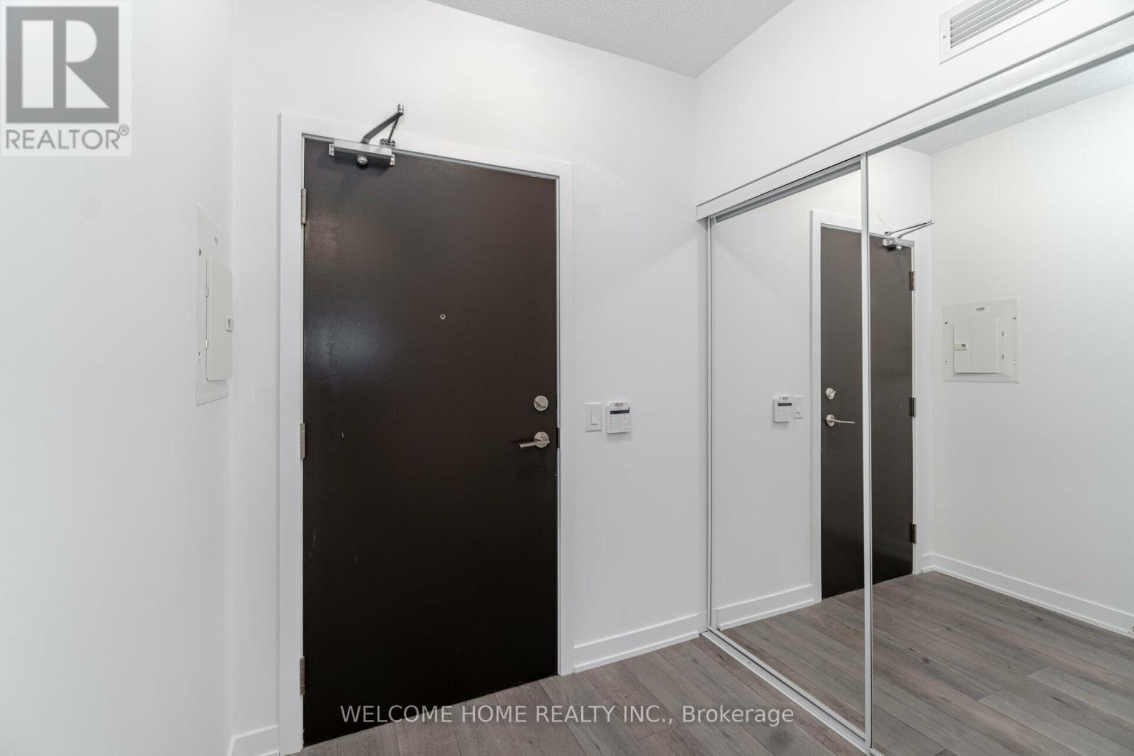 1019 - 38 Honeycrisp Crescent, Vaughan, ON - Indoor Photo Showing Other Room