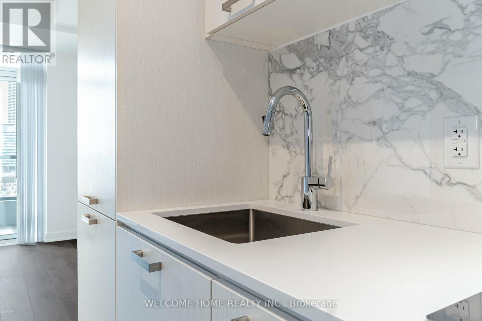 1019 - 38 Honeycrisp Crescent, Vaughan, ON - Indoor Photo Showing Kitchen