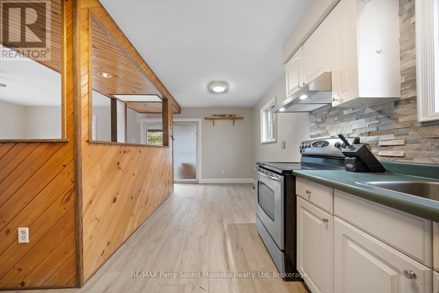 591 Skerryvore Community Road, The Archipelago (Archipelago North), ON - Indoor Photo Showing Kitchen