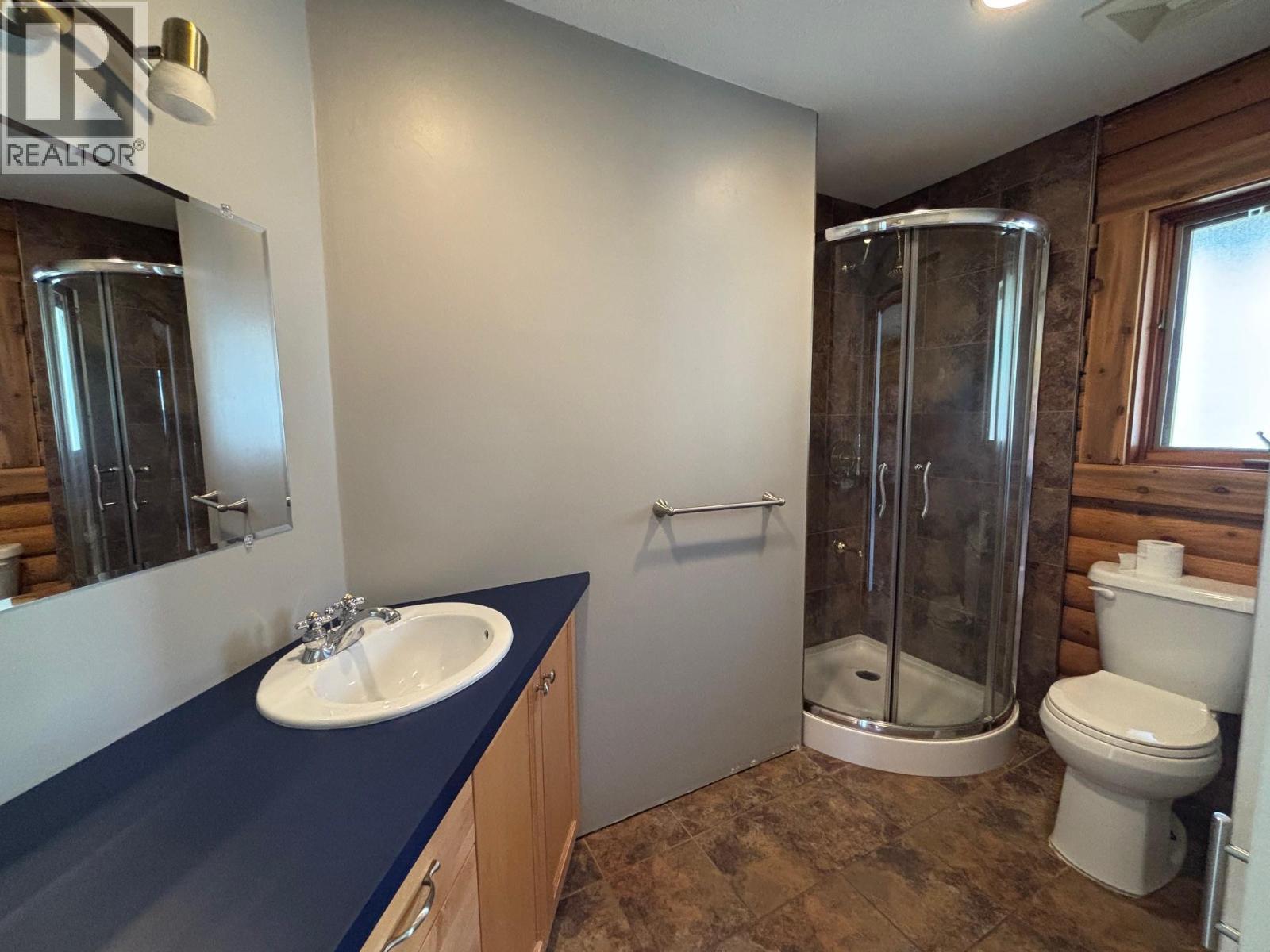 937 Thirteenth Avenue, Midway, BC - Indoor Photo Showing Bathroom