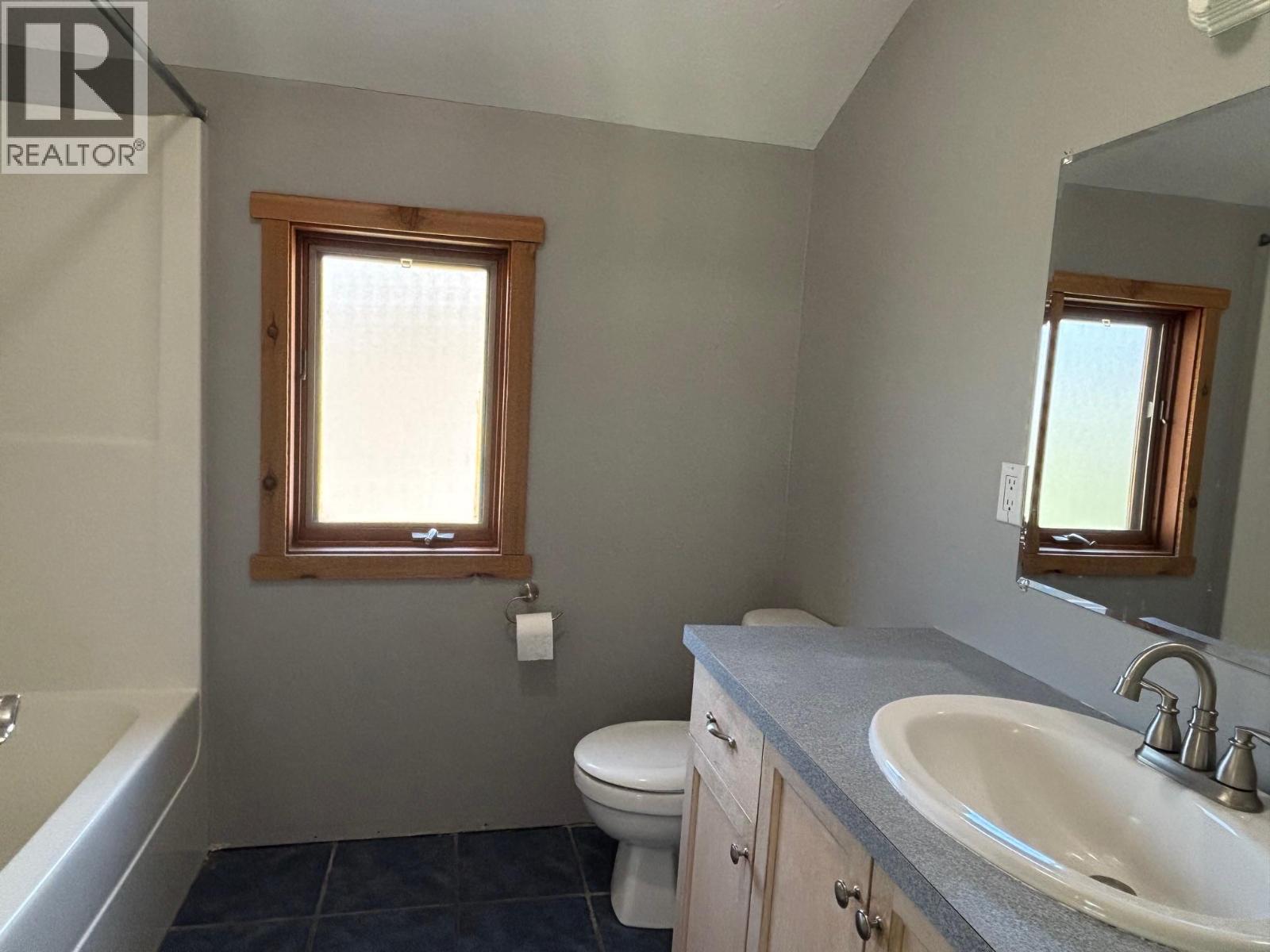 937 Thirteenth Avenue, Midway, BC - Indoor Photo Showing Bathroom