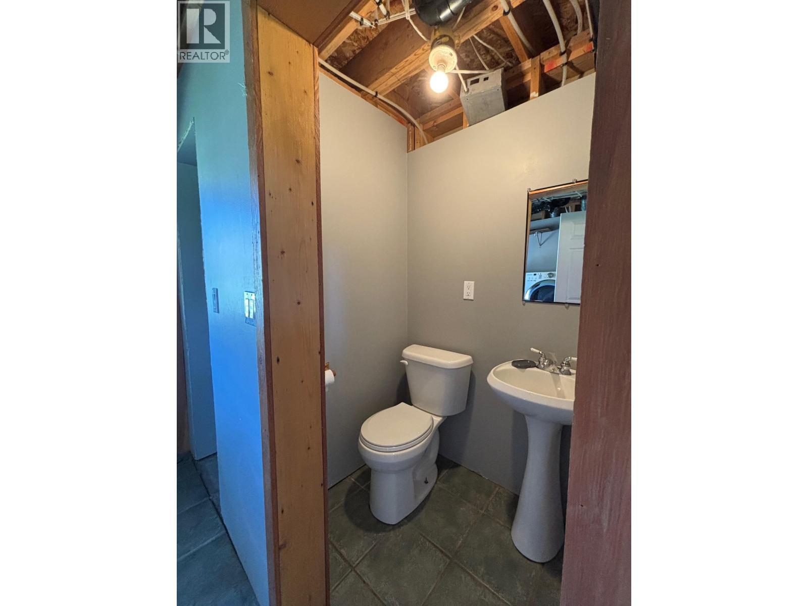 937 Thirteenth Avenue, Midway, BC - Indoor Photo Showing Bathroom