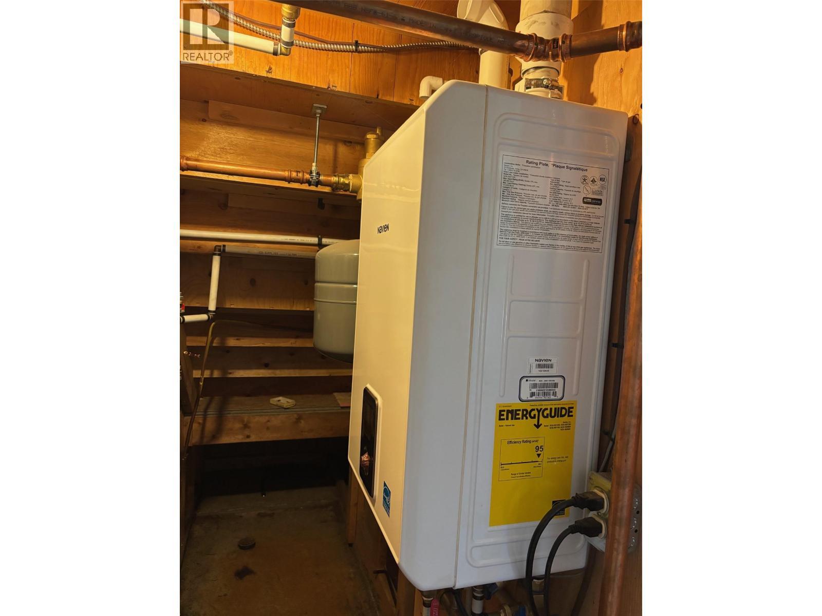 937 Thirteenth Avenue, Midway, BC - Indoor