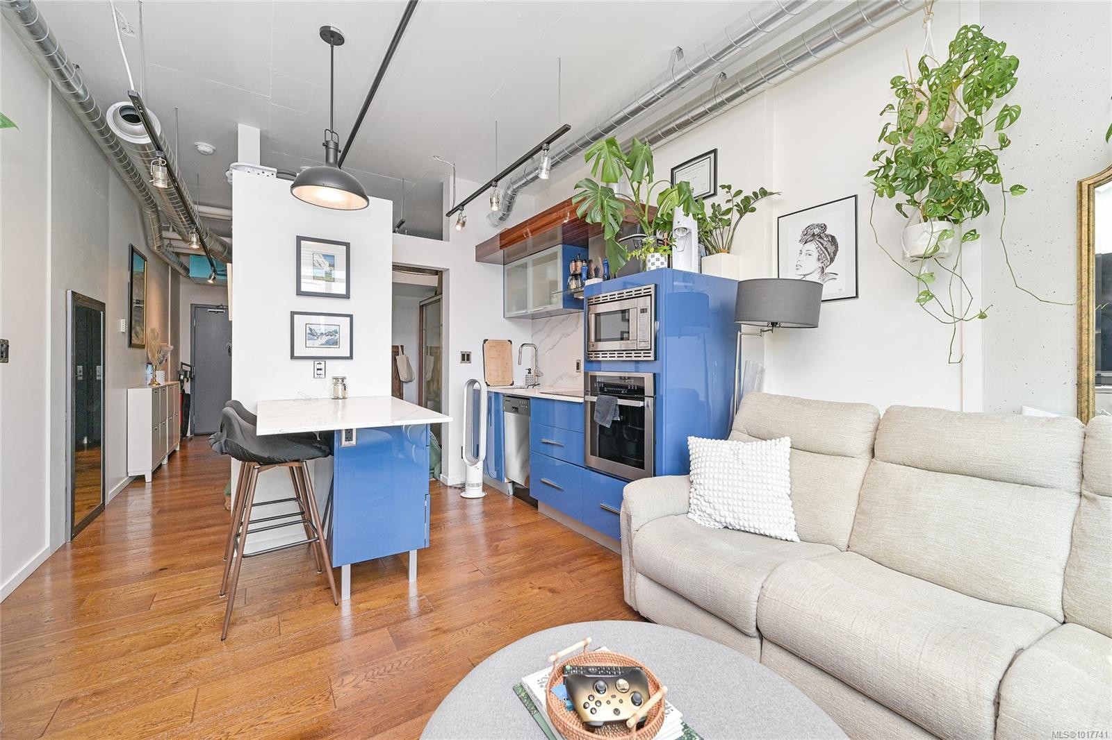 434-1029 View St, Victoria, BC - Indoor Photo Showing Living Room