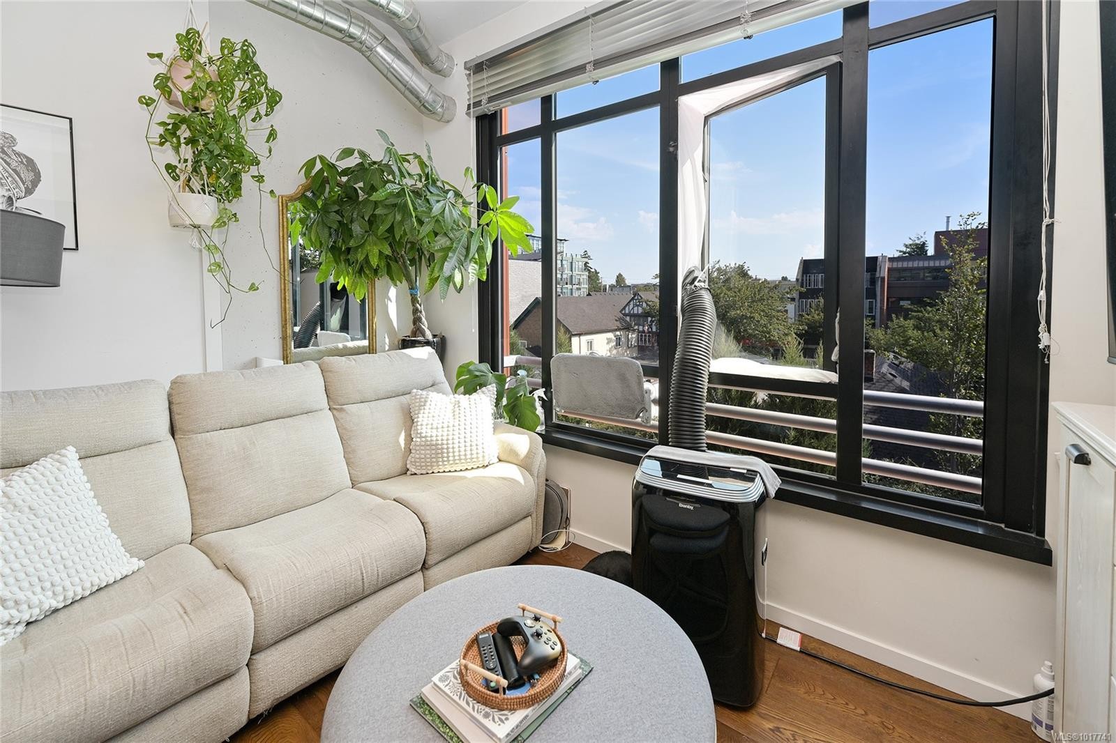 434-1029 View St, Victoria, BC - Indoor Photo Showing Living Room