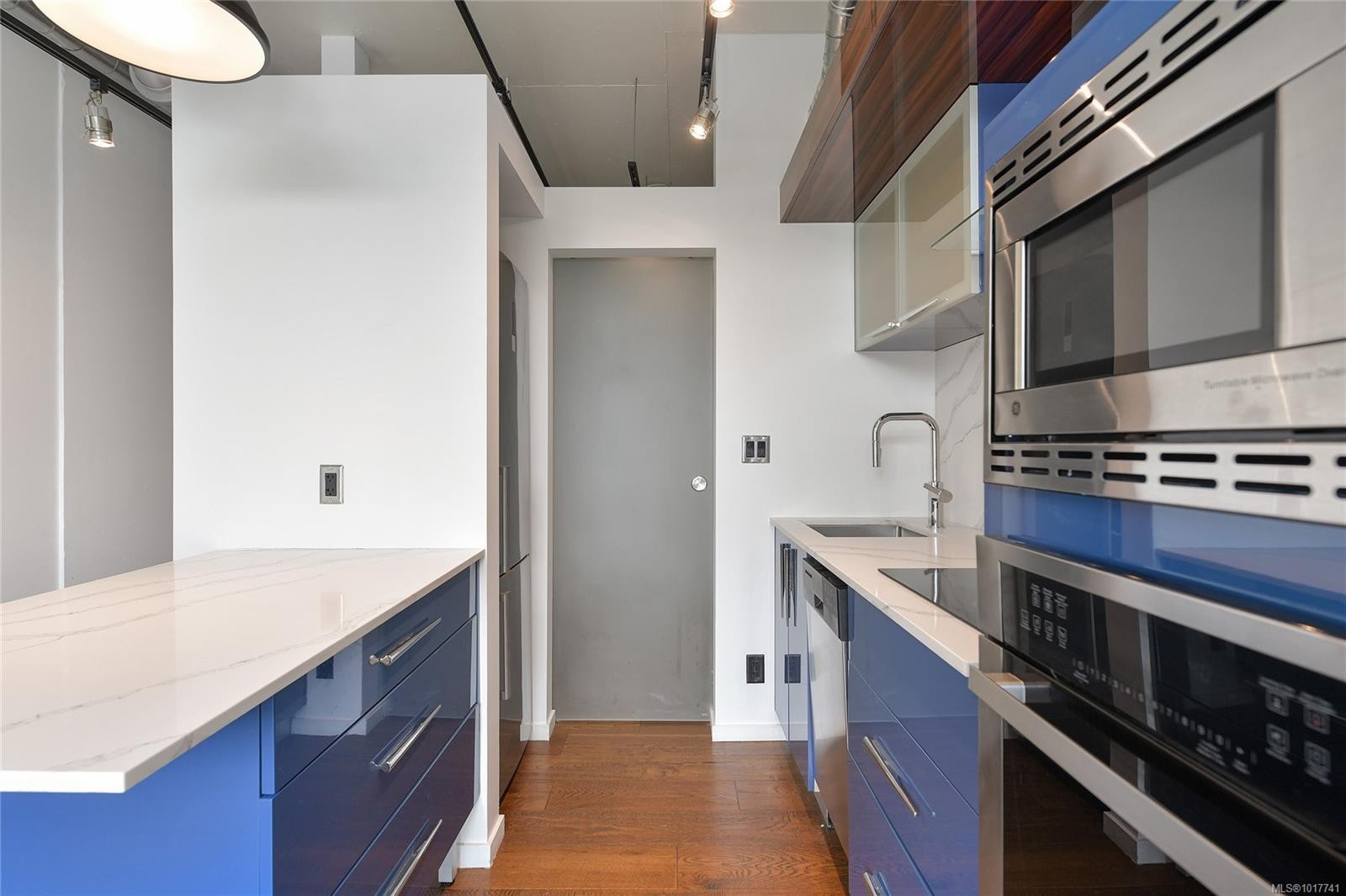 434-1029 View St, Victoria, BC - Indoor Photo Showing Kitchen With Upgraded Kitchen