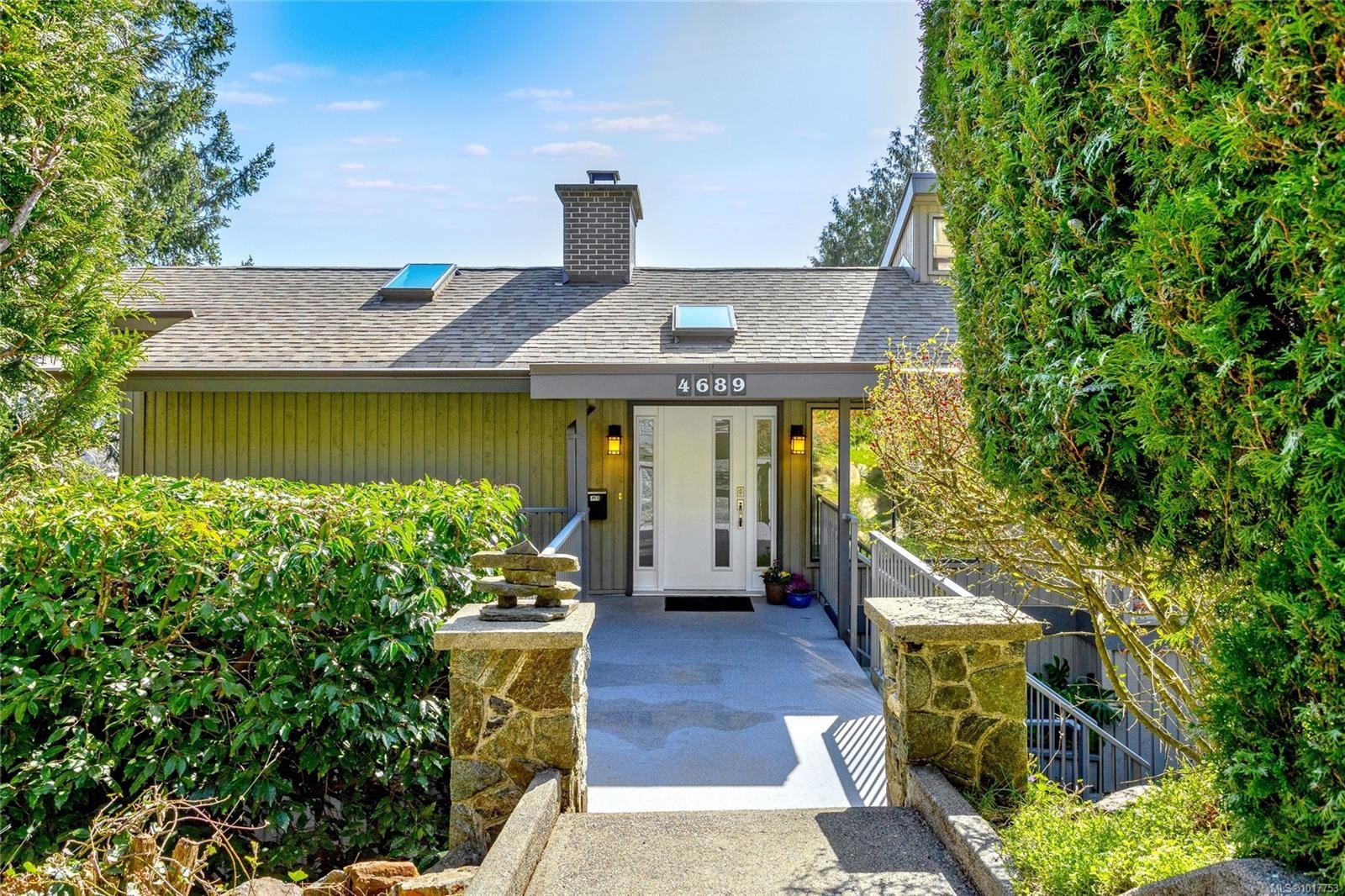 4689 Boulderwood Dr, Saanich, BC
