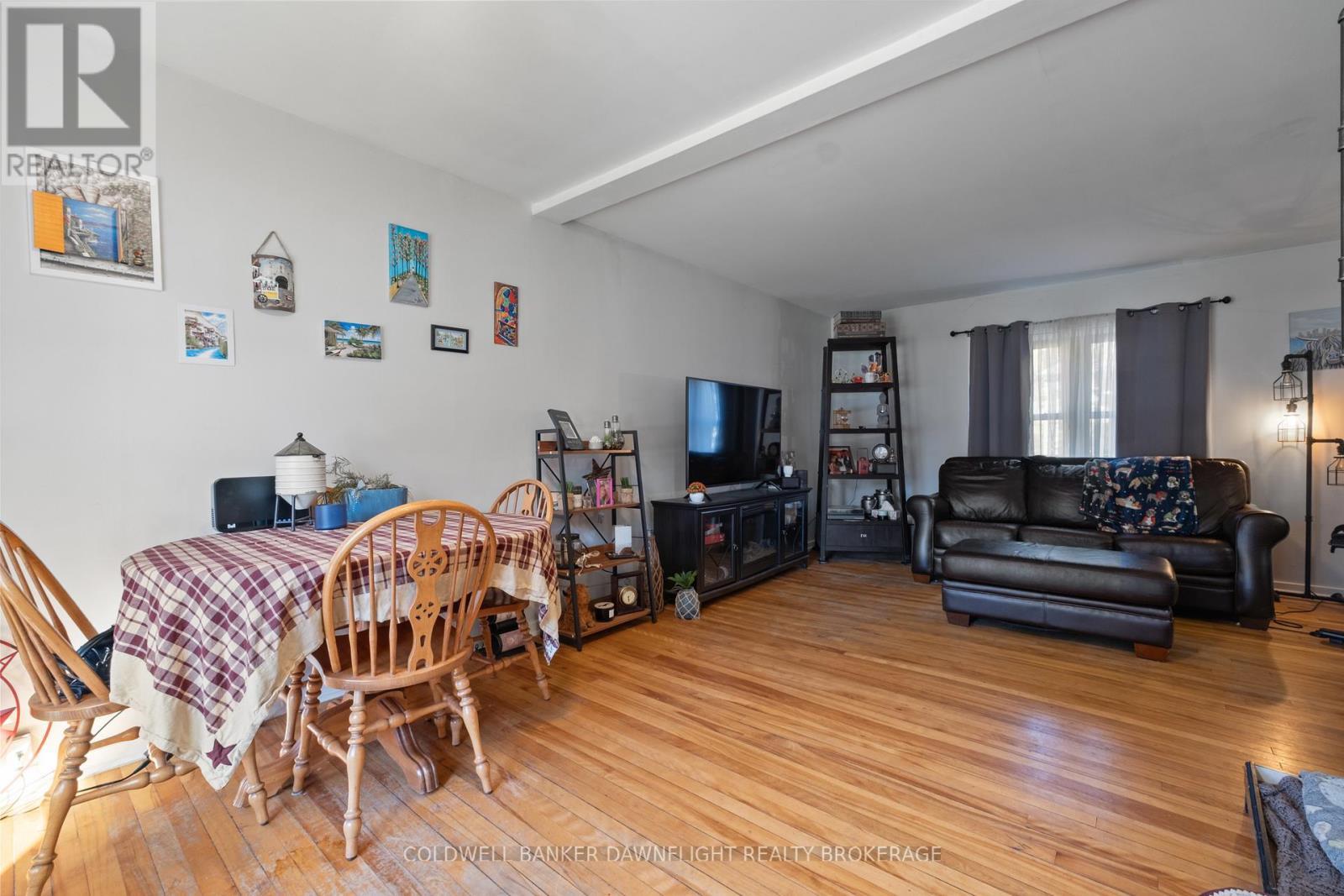 106 Kensington Crescent, South Huron (Stephen), ON - Indoor Photo Showing Living Room