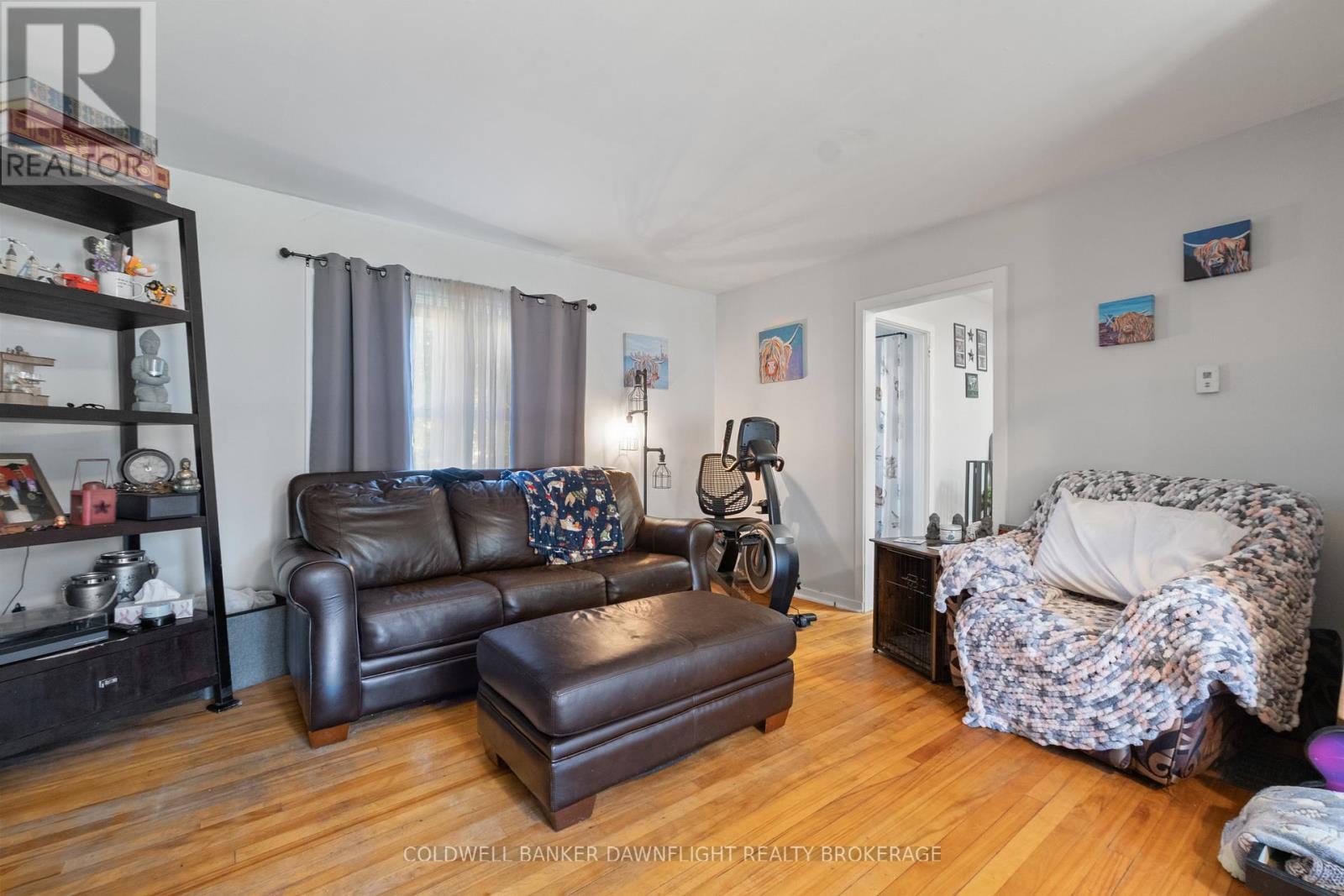 106 Kensington Crescent, South Huron (Stephen), ON - Indoor Photo Showing Living Room