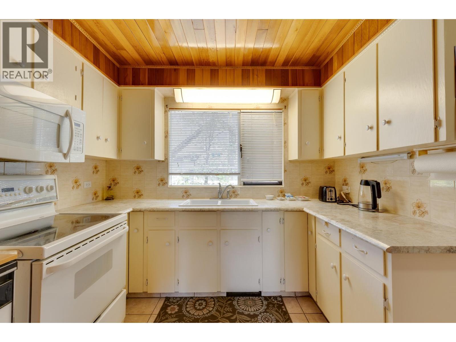 1591 Cedar Street, Prince George, BC - Indoor Photo Showing Kitchen