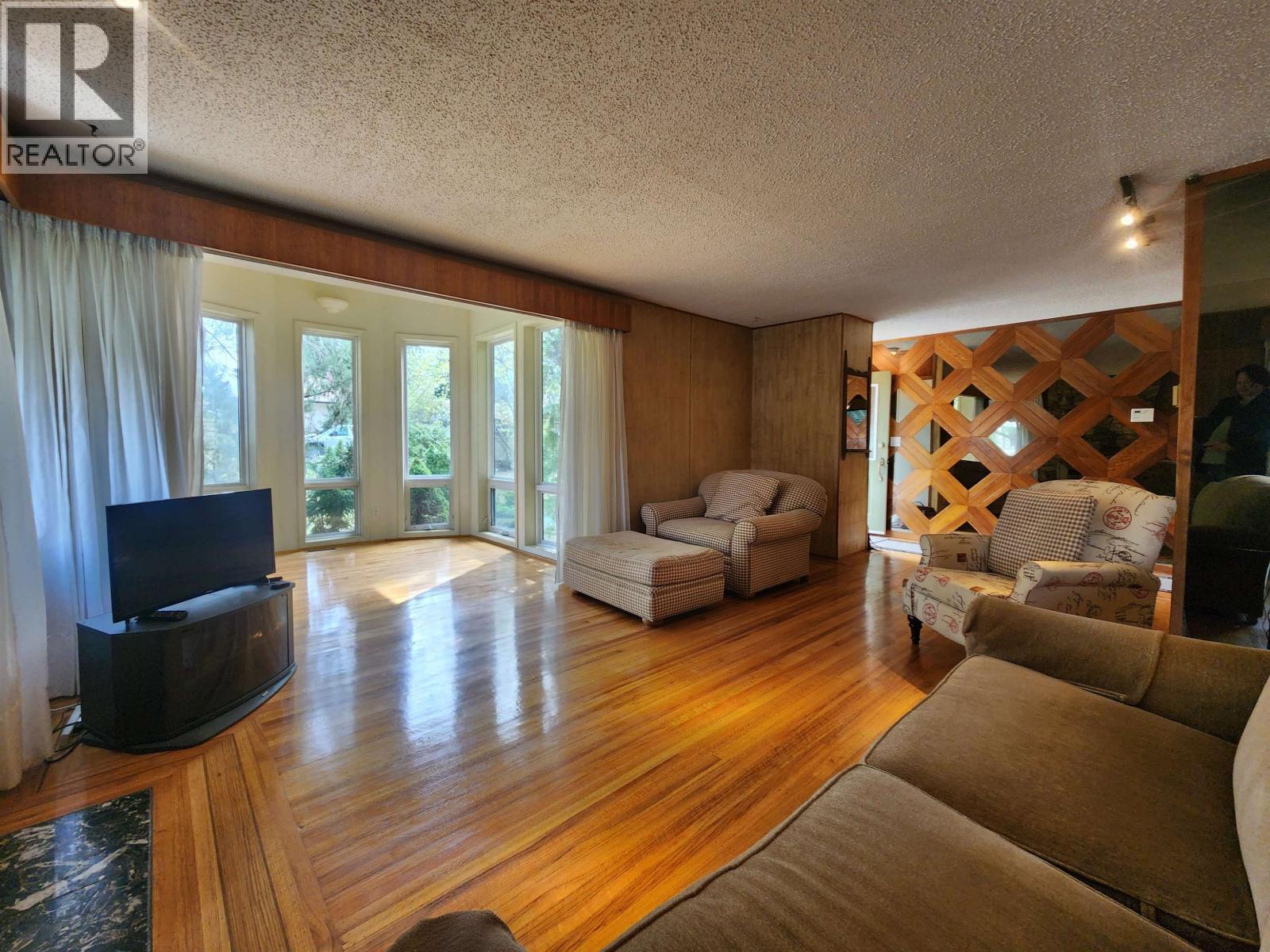 1591 Cedar Street, Prince George, BC - Indoor Photo Showing Living Room