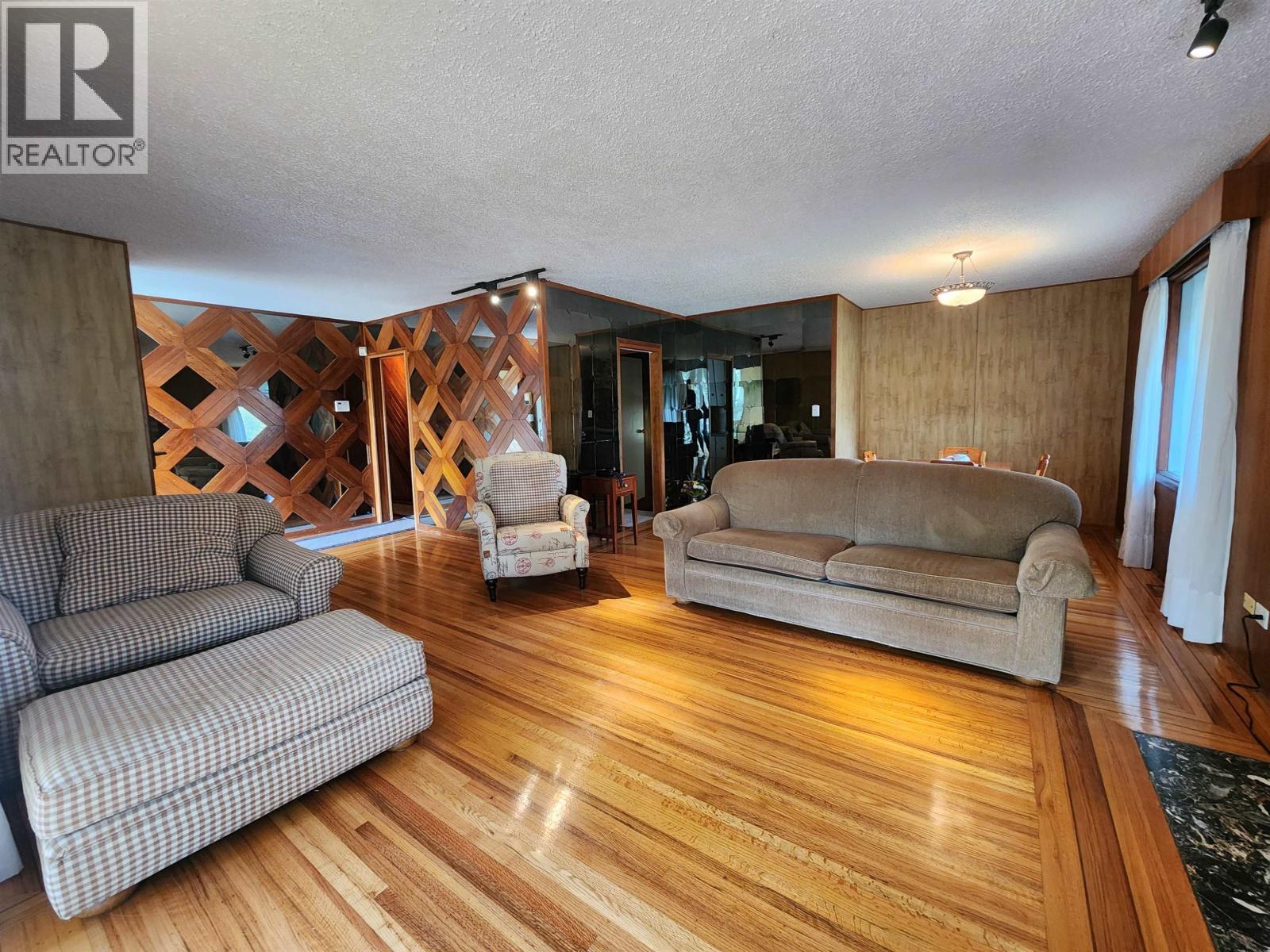 1591 Cedar Street, Prince George, BC - Indoor Photo Showing Living Room