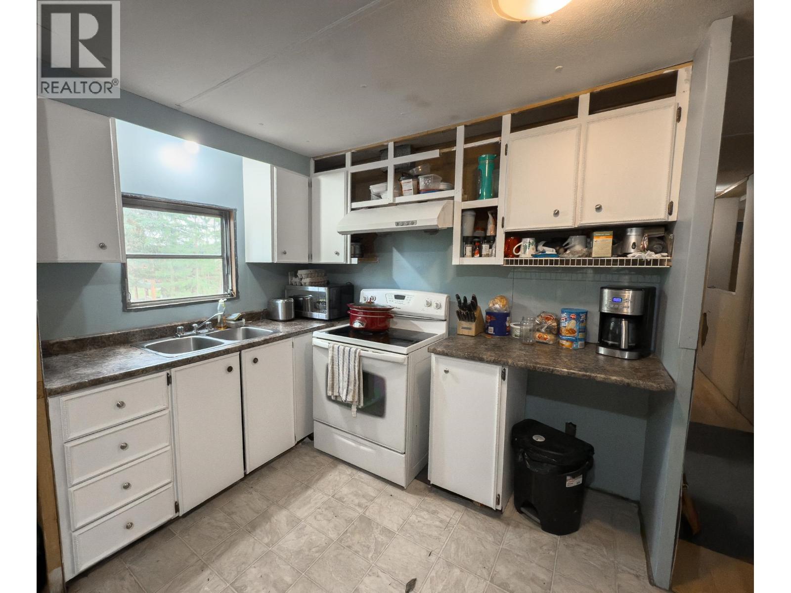 6340 Wolfe Road, Horse Lake, BC - Indoor Photo Showing Kitchen With Double Sink
