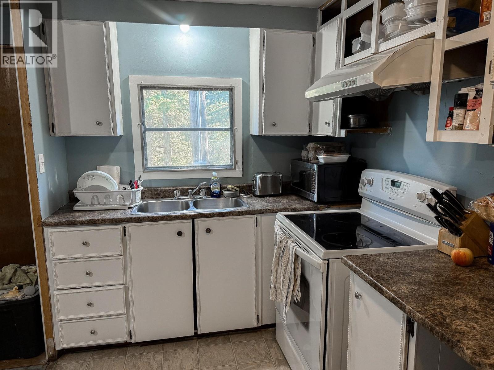 6340 Wolfe Road, Horse Lake, BC - Indoor Photo Showing Kitchen With Double Sink