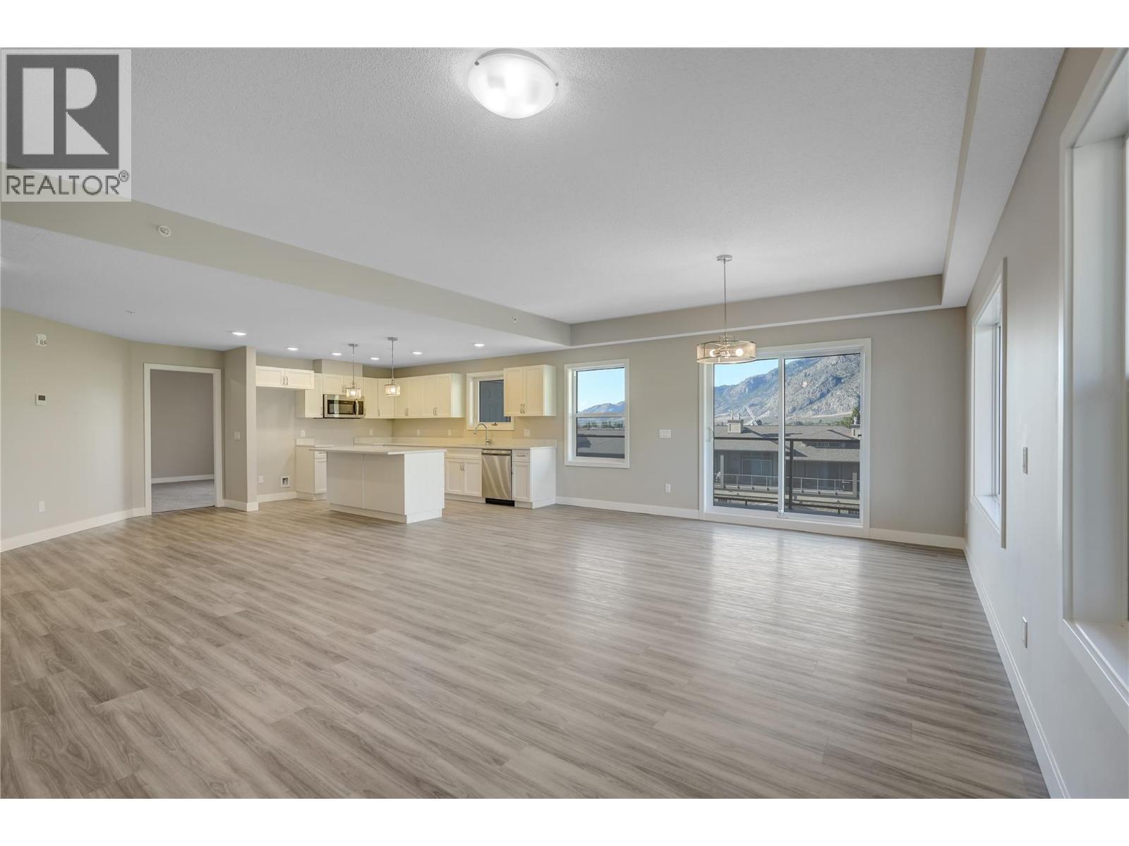 5640 51St Street Unit# 407, Osoyoos, BC - Indoor Photo Showing Living Room